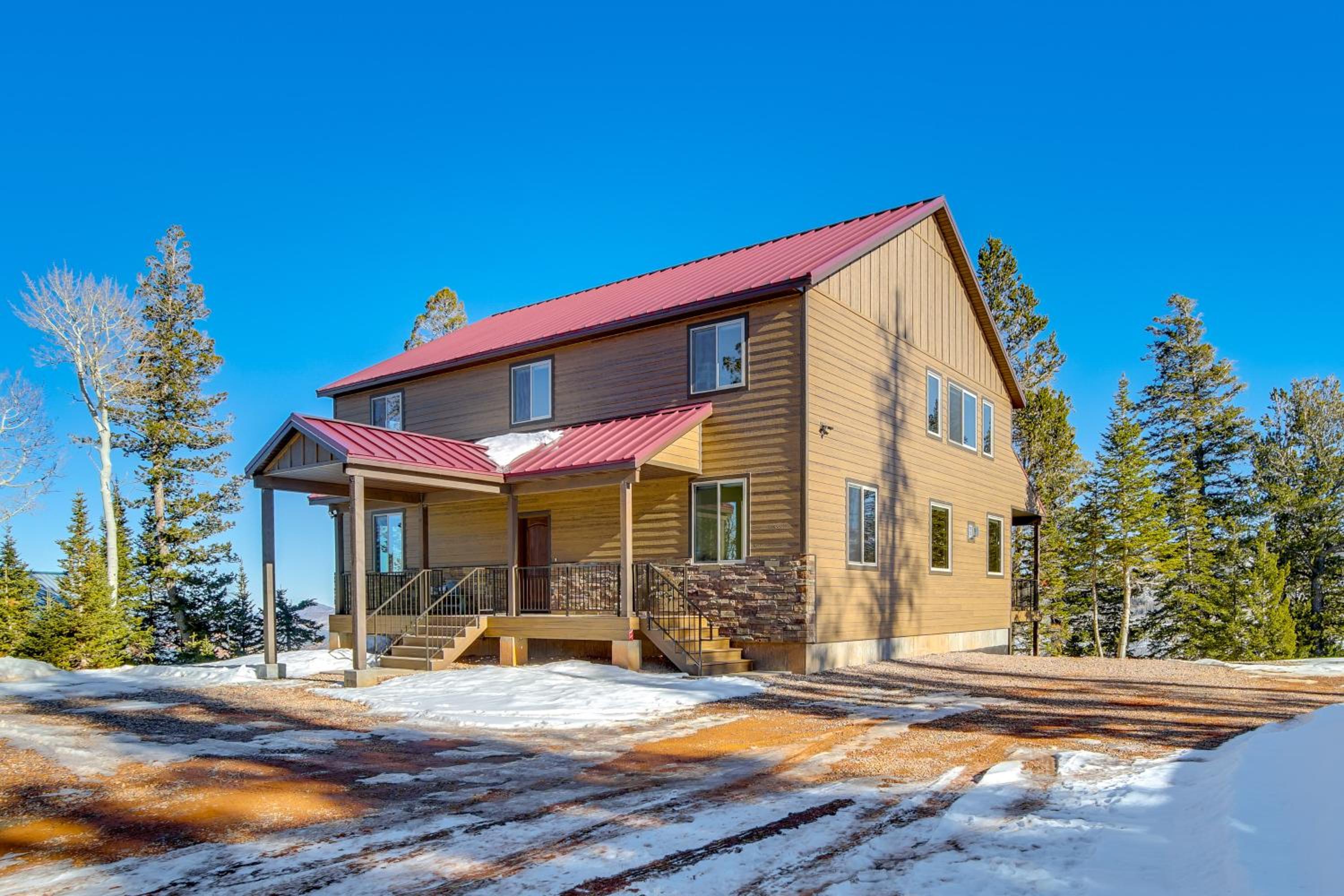 5 Mins to Brian Head Resort Family Gem with Views
