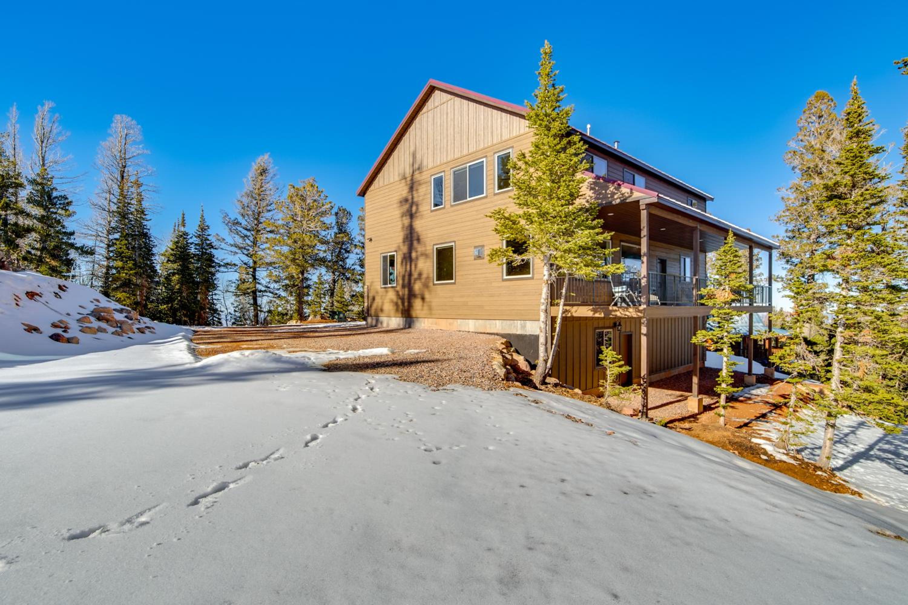 5 Mins to Brian Head Resort Family Gem with Views