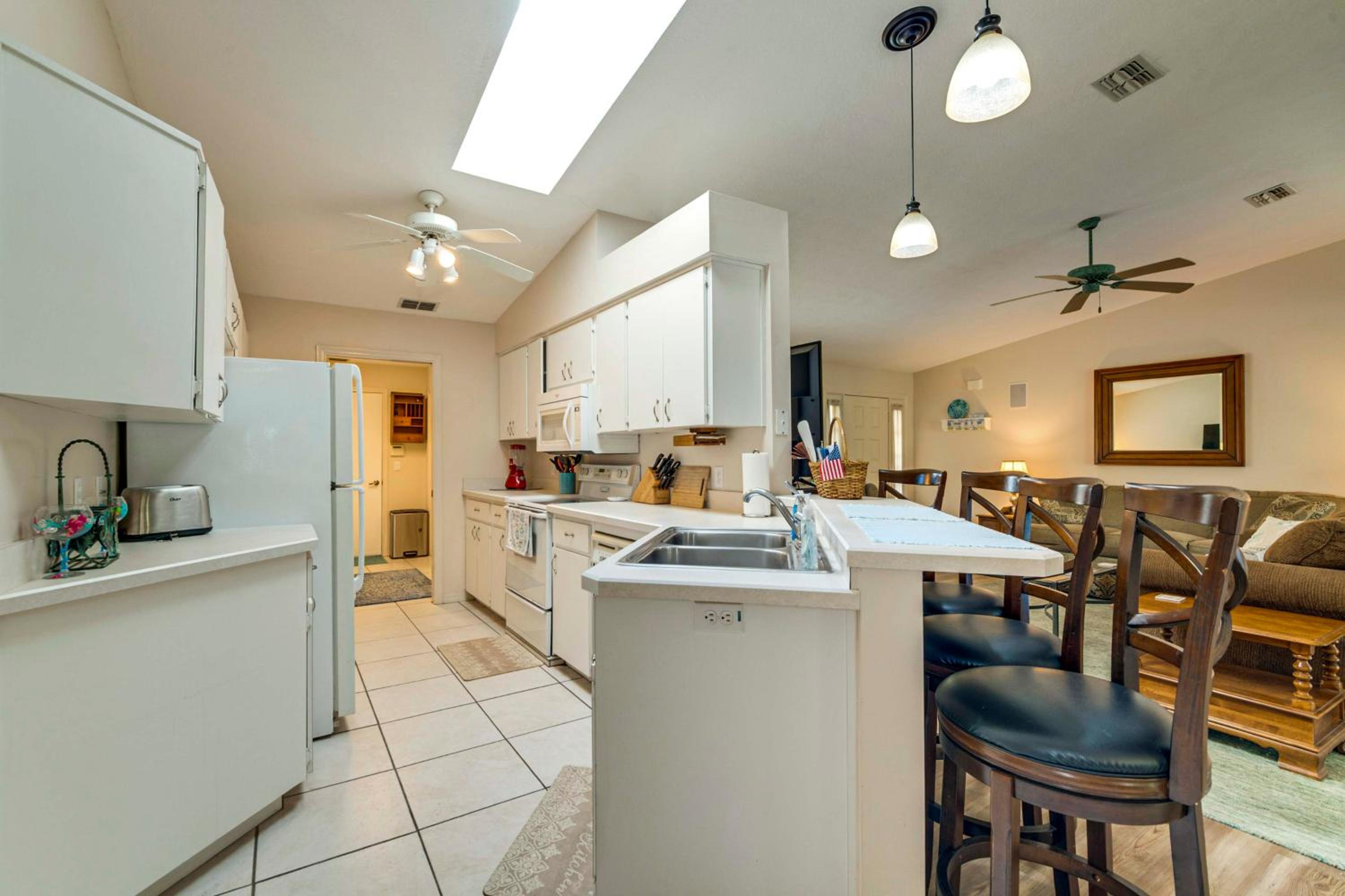 Spacious Hernando Home Community Pool and Lake!
