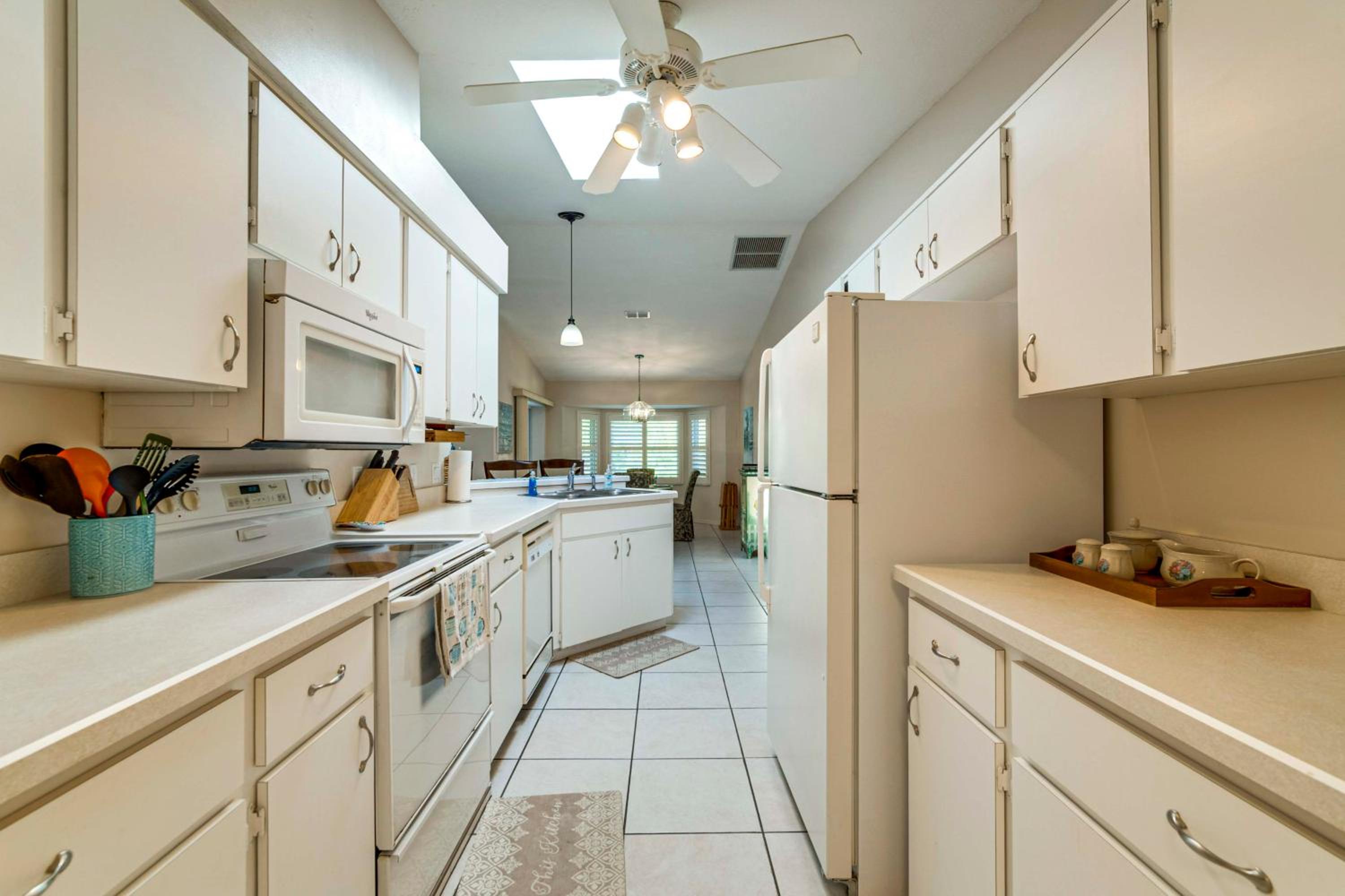 Spacious Hernando Home Community Pool and Lake!