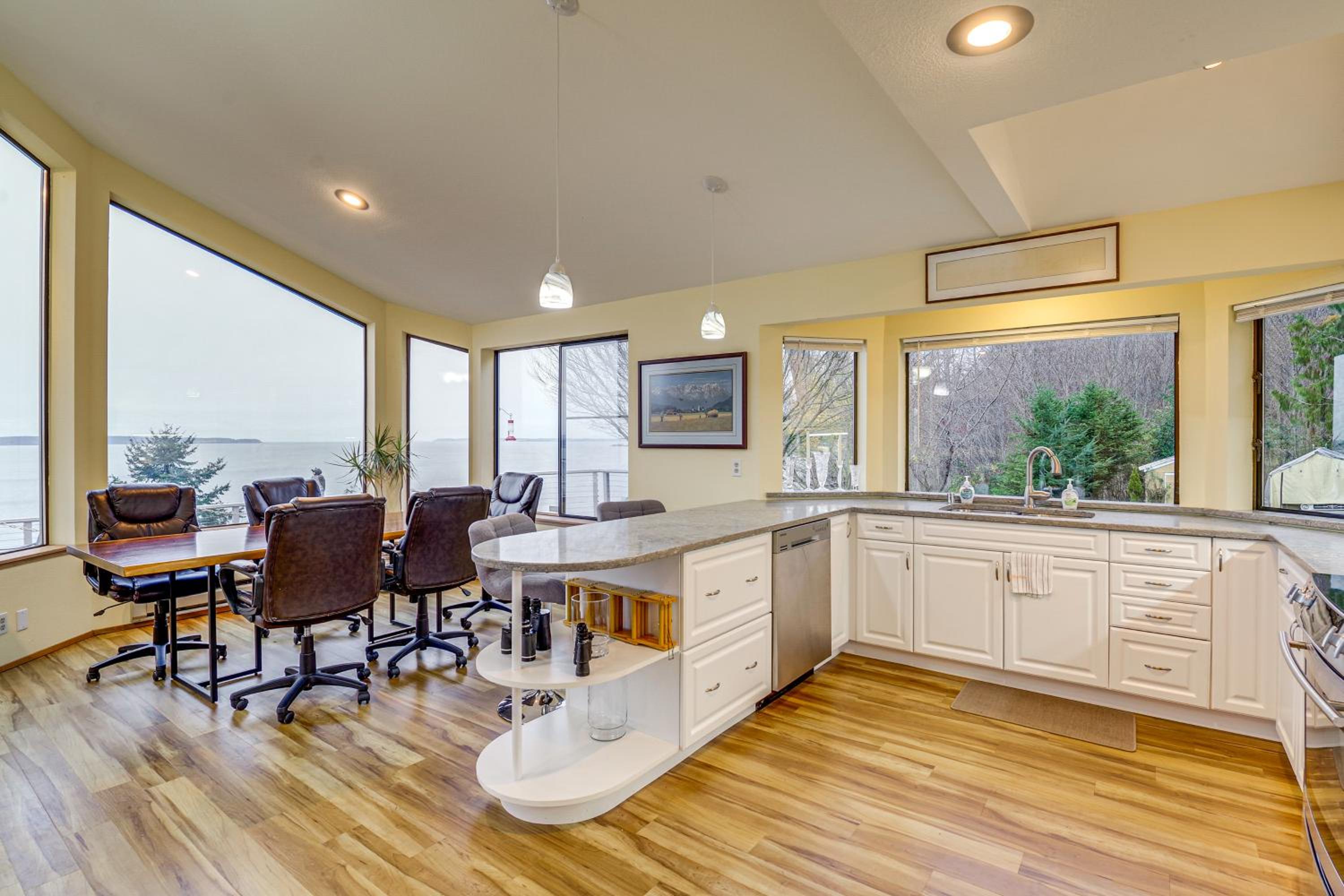 Uninterrupted Water Views! Whidbey Island Getaway