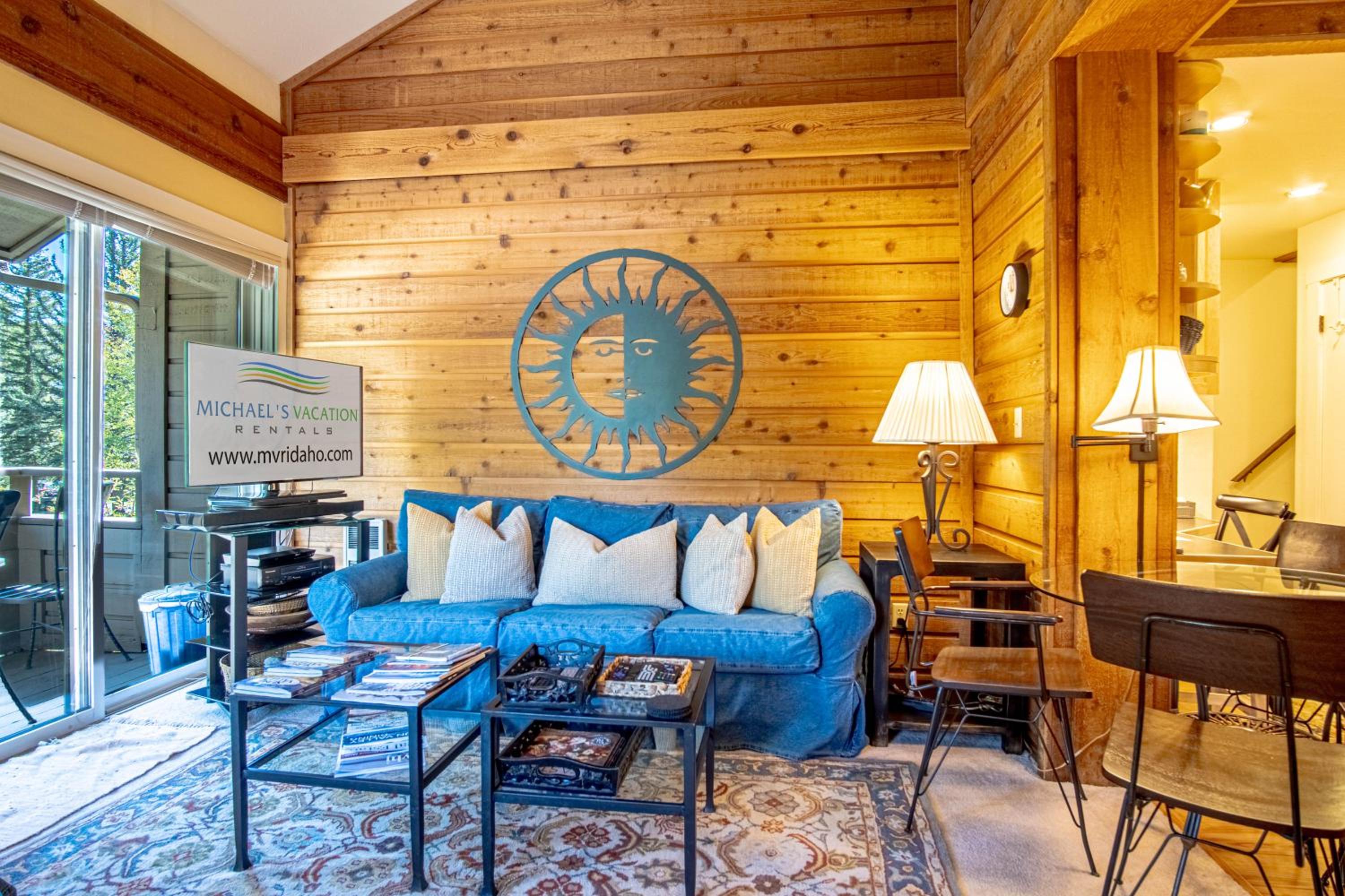 Bluff Condo + Free guest passes to Elkhorn Resort amenities included!