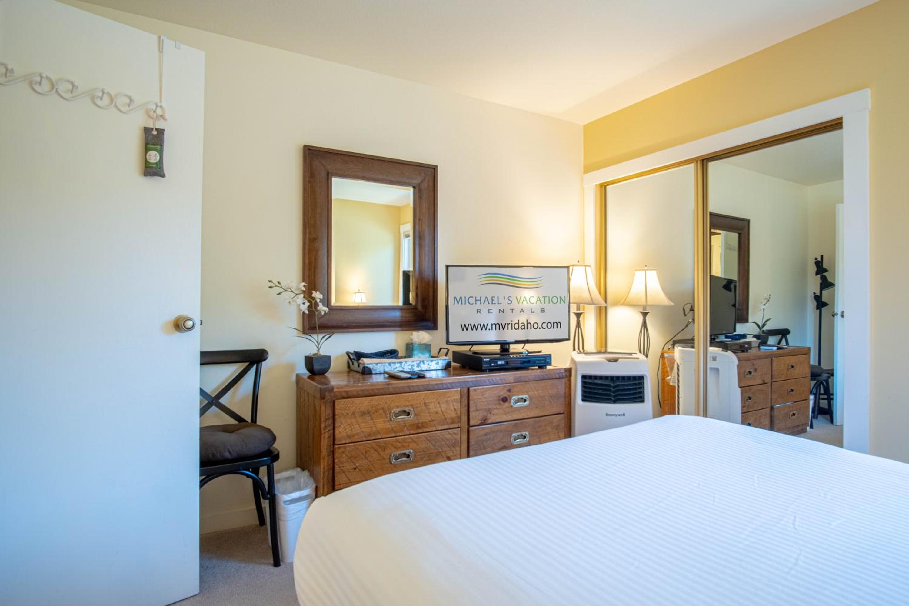 Bluff Condo + Free guest passes to Elkhorn Resort amenities included!