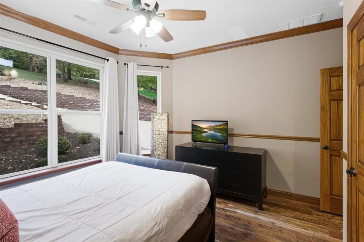 Porto Cima w/ Game Room, Dock, Boat Slip, Kayaks, Lakeside Fireplace & Hot Tub