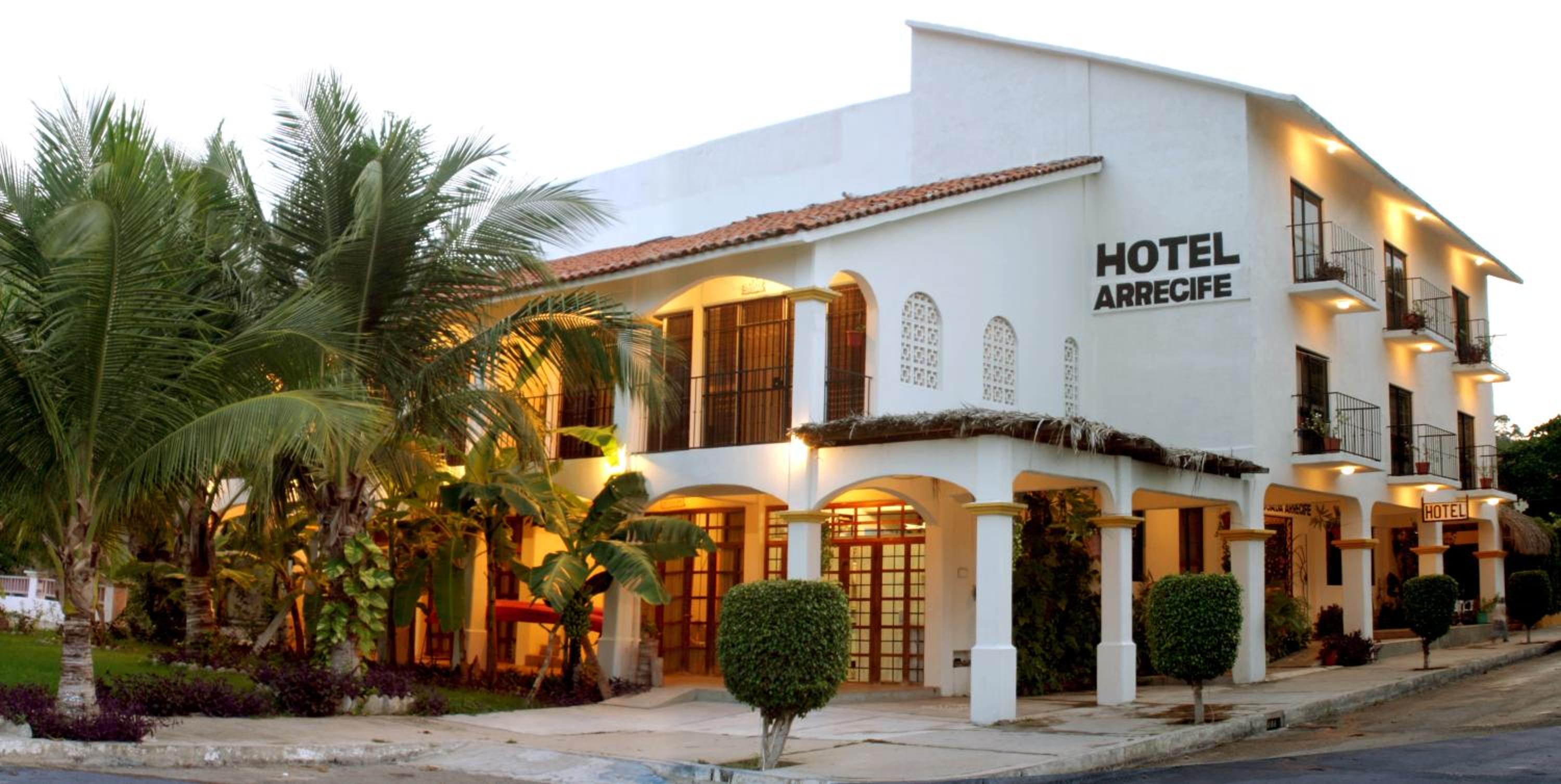Hotel Arrecife Huatulco Plus - Image 1