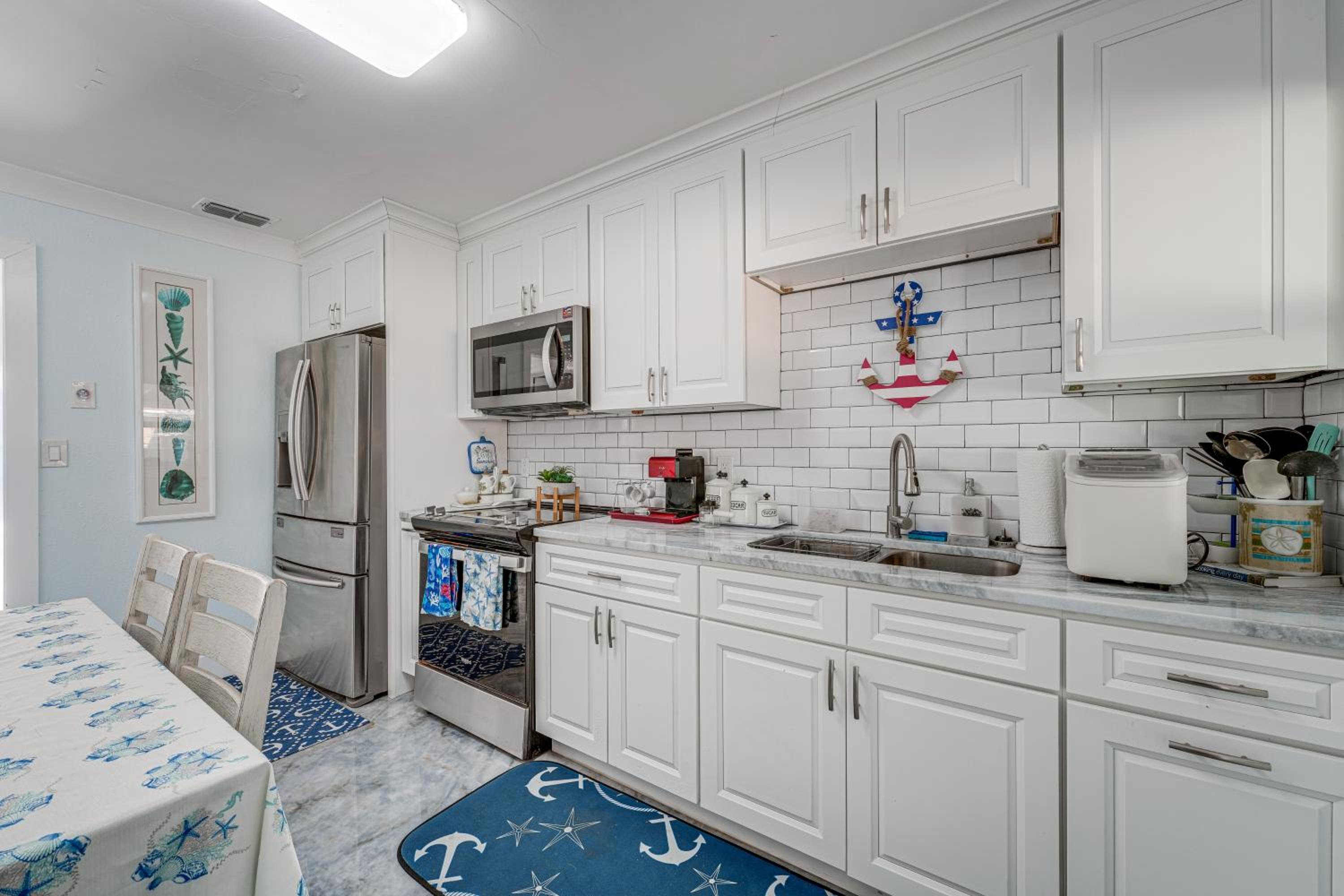 Steps to Madeira Beach! Modern Family Getaway