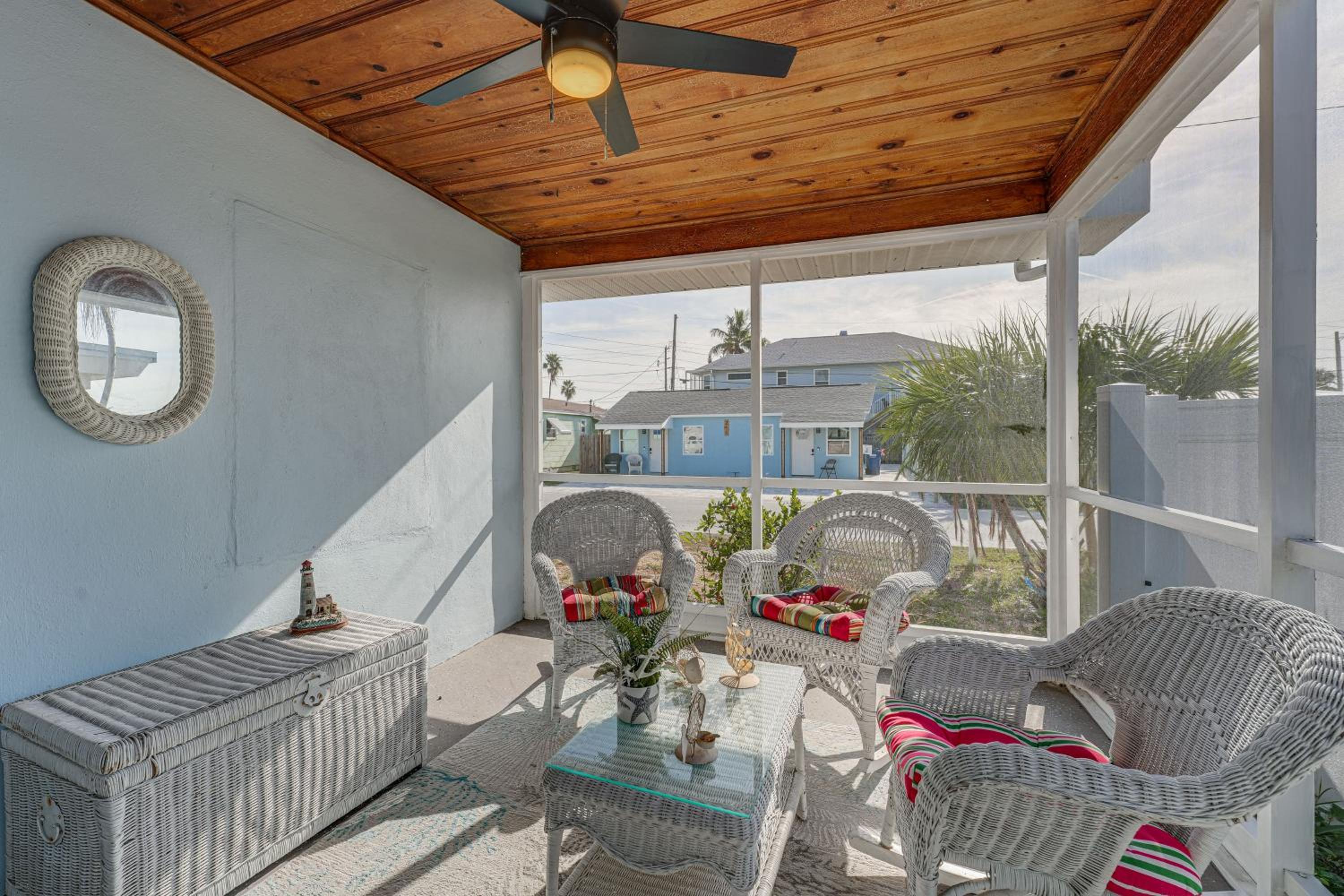 Steps to Madeira Beach! Modern Family Getaway
