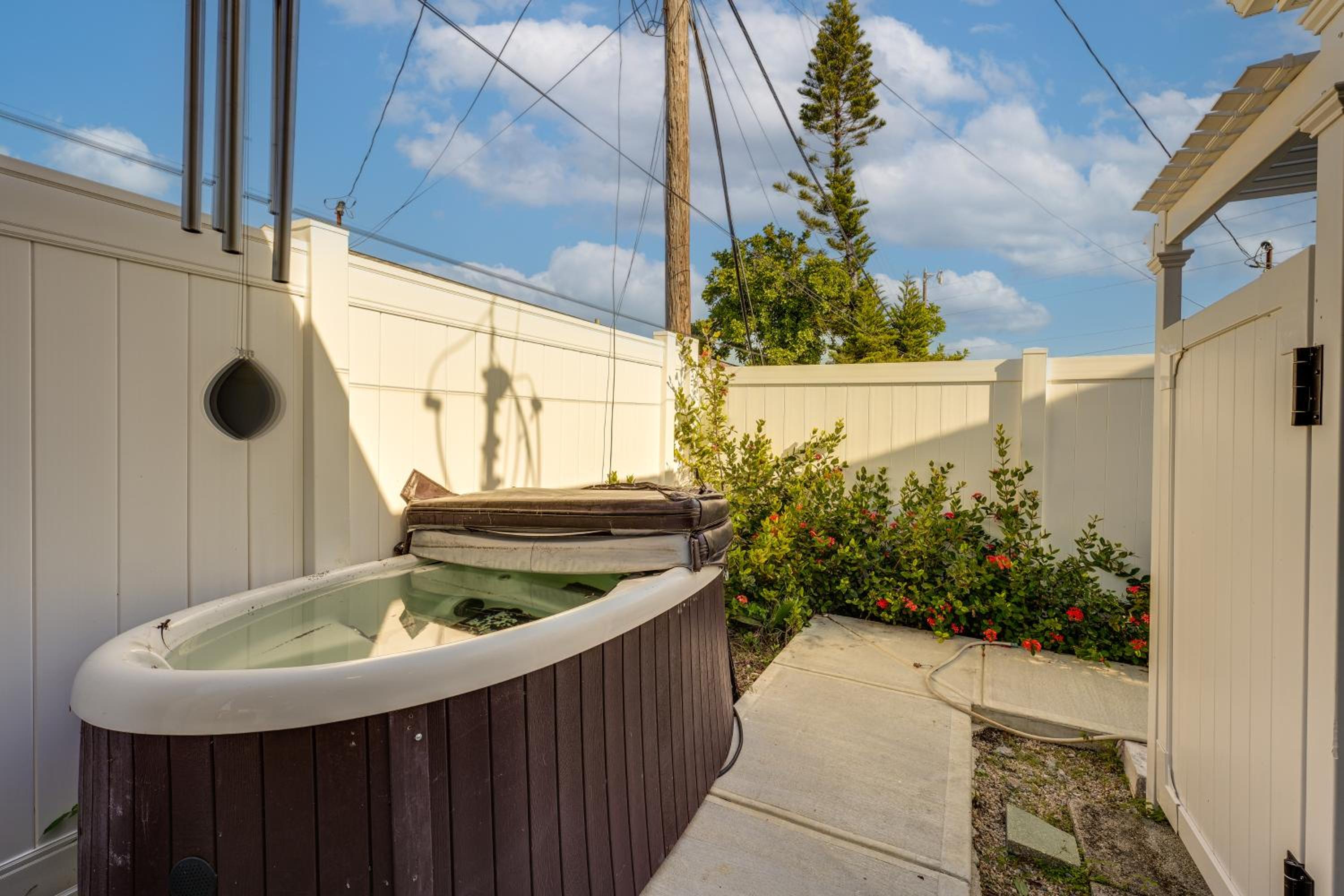 Steps to Madeira Beach! Modern Family Getaway