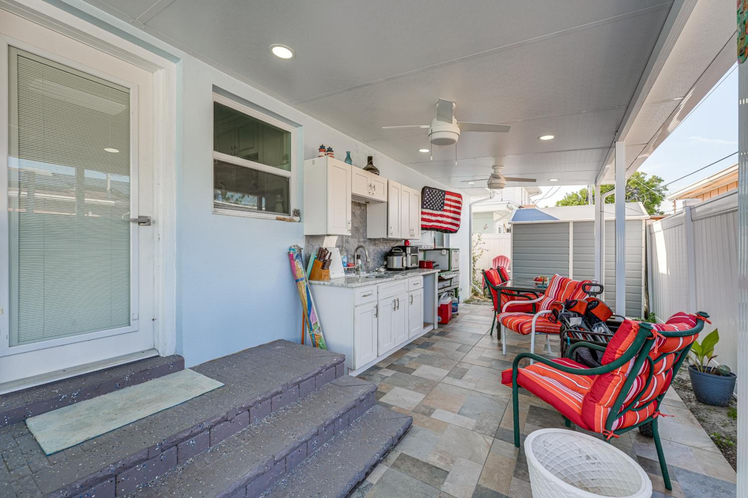 Steps to Madeira Beach! Modern Family Getaway