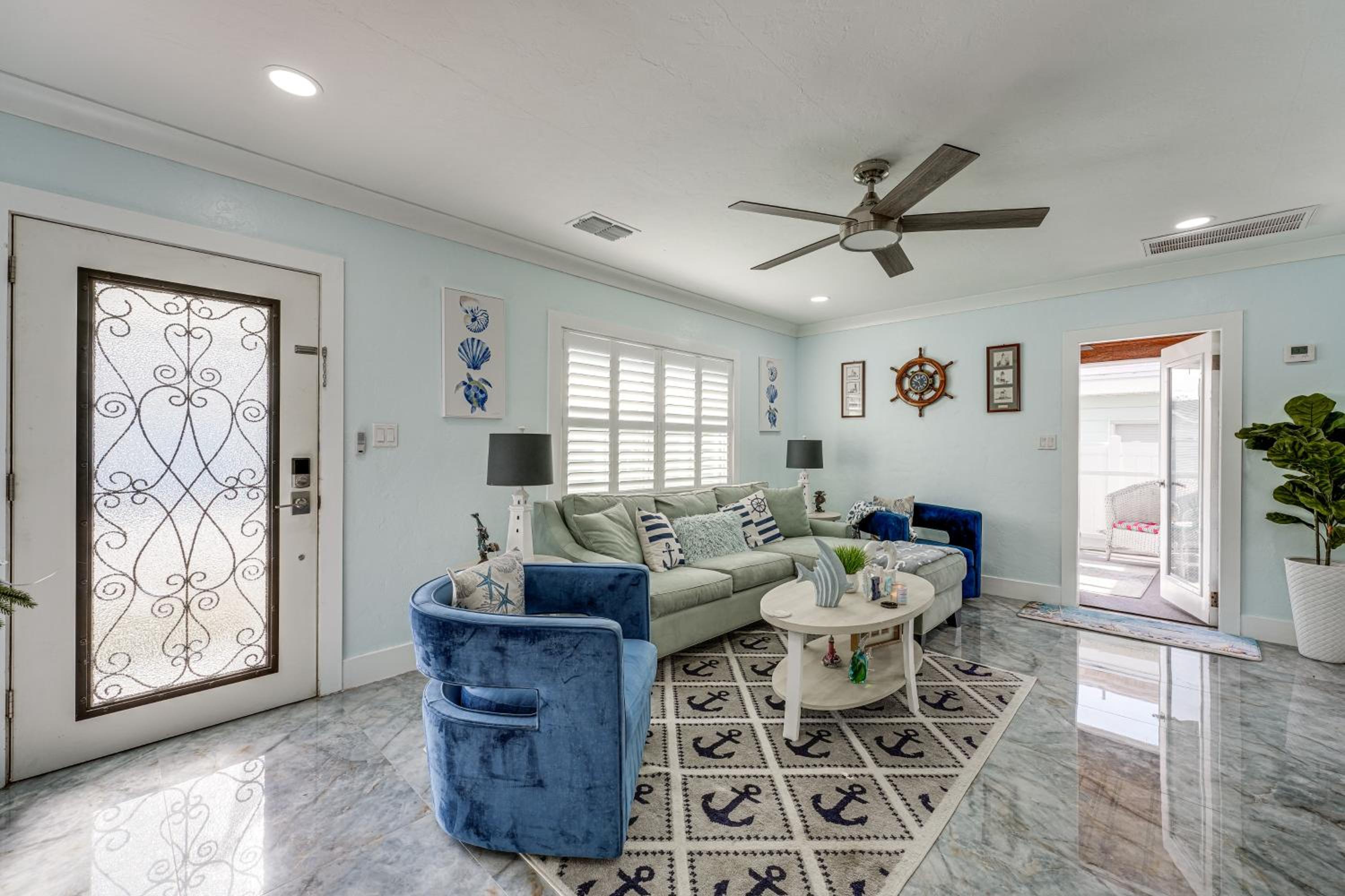 Steps to Madeira Beach! Modern Family Getaway