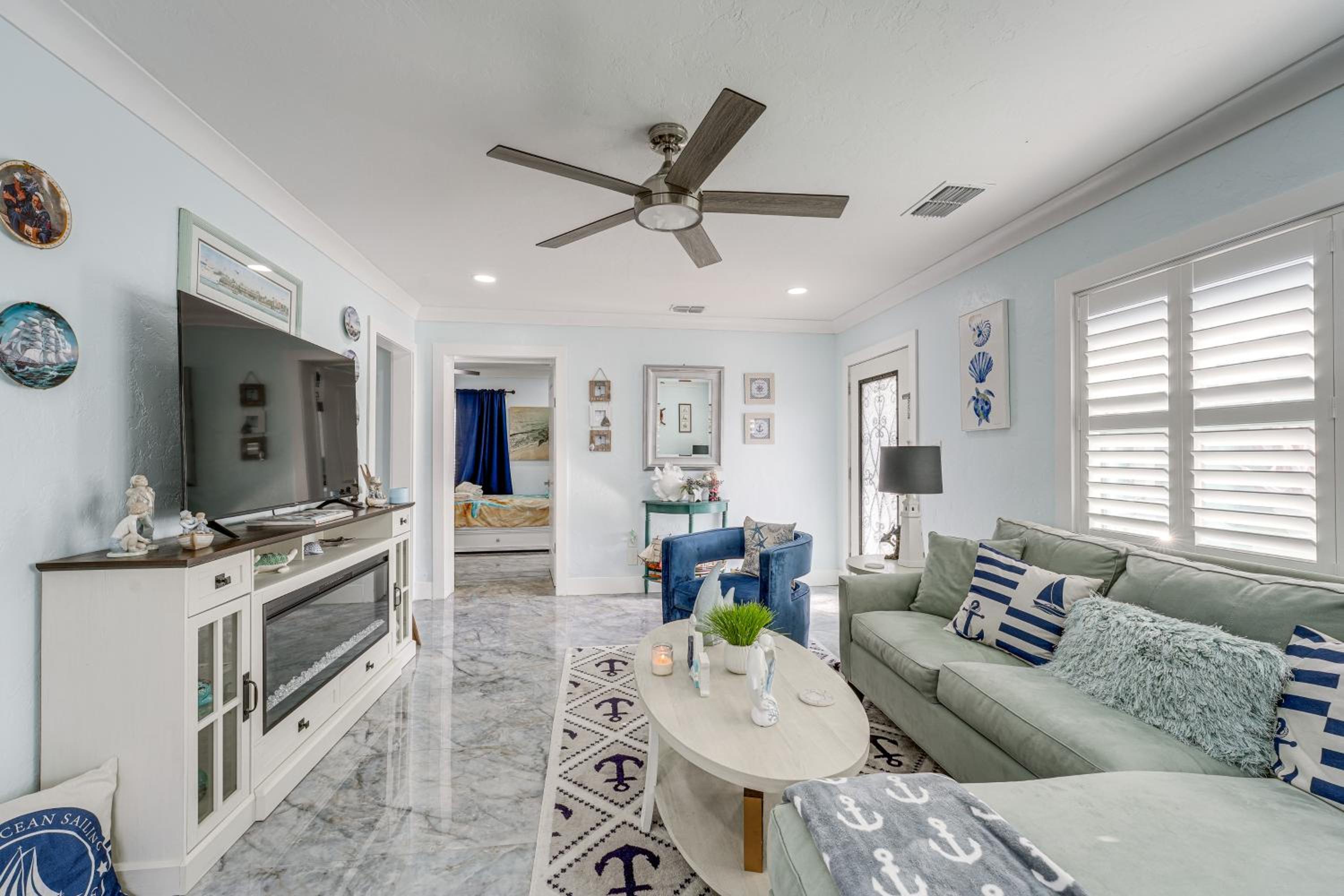Steps to Madeira Beach! Modern Family Getaway