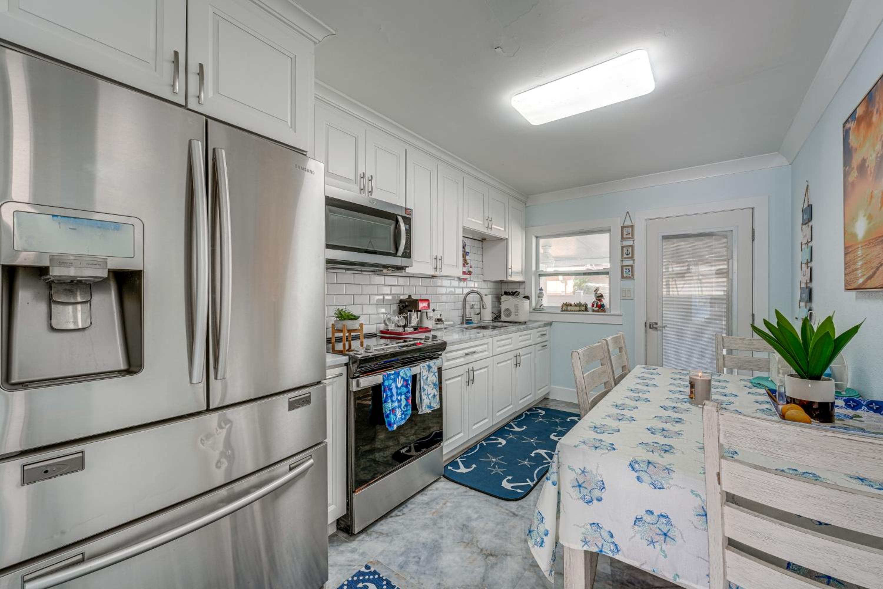 Steps to Madeira Beach! Modern Family Getaway