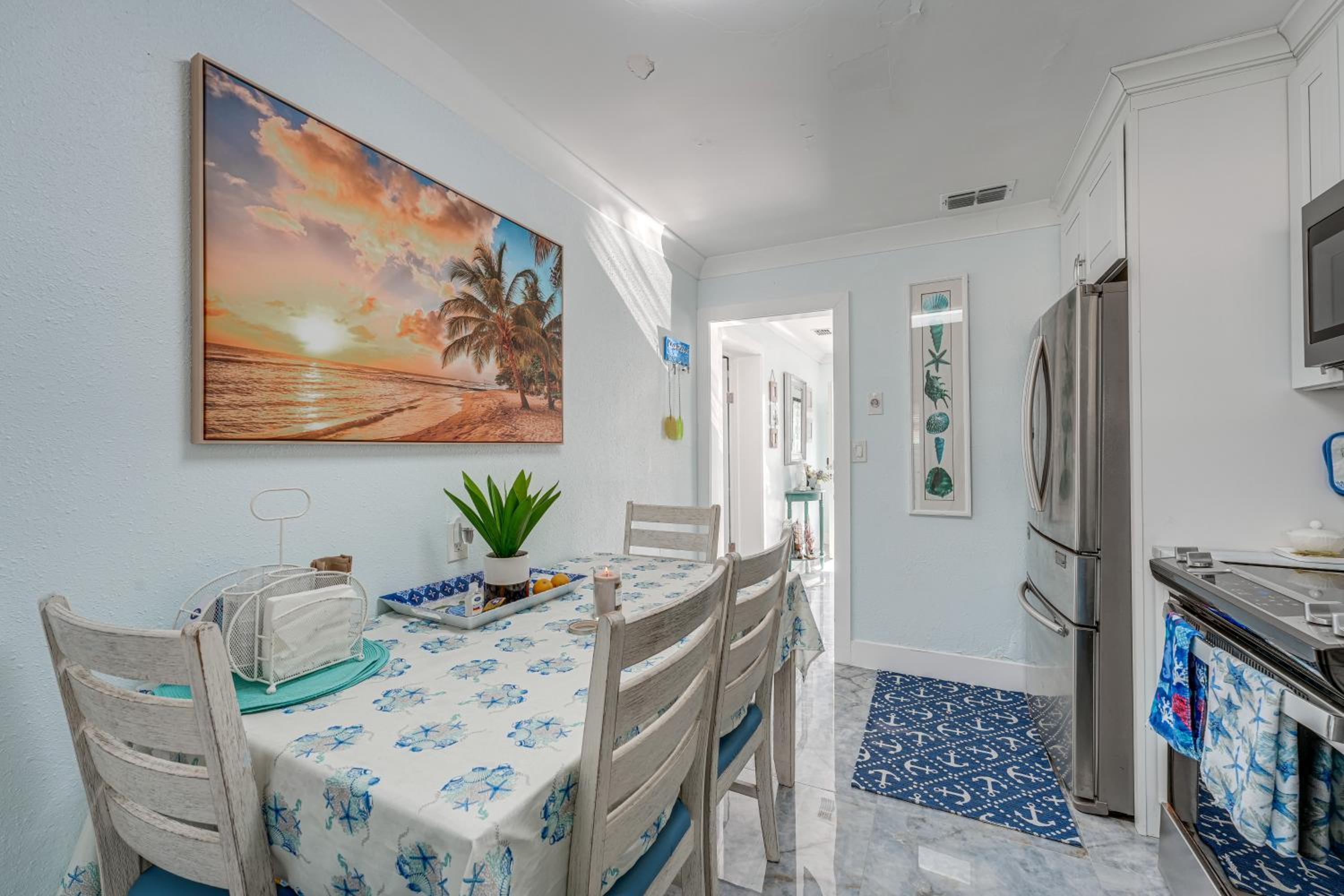Steps to Madeira Beach! Modern Family Getaway
