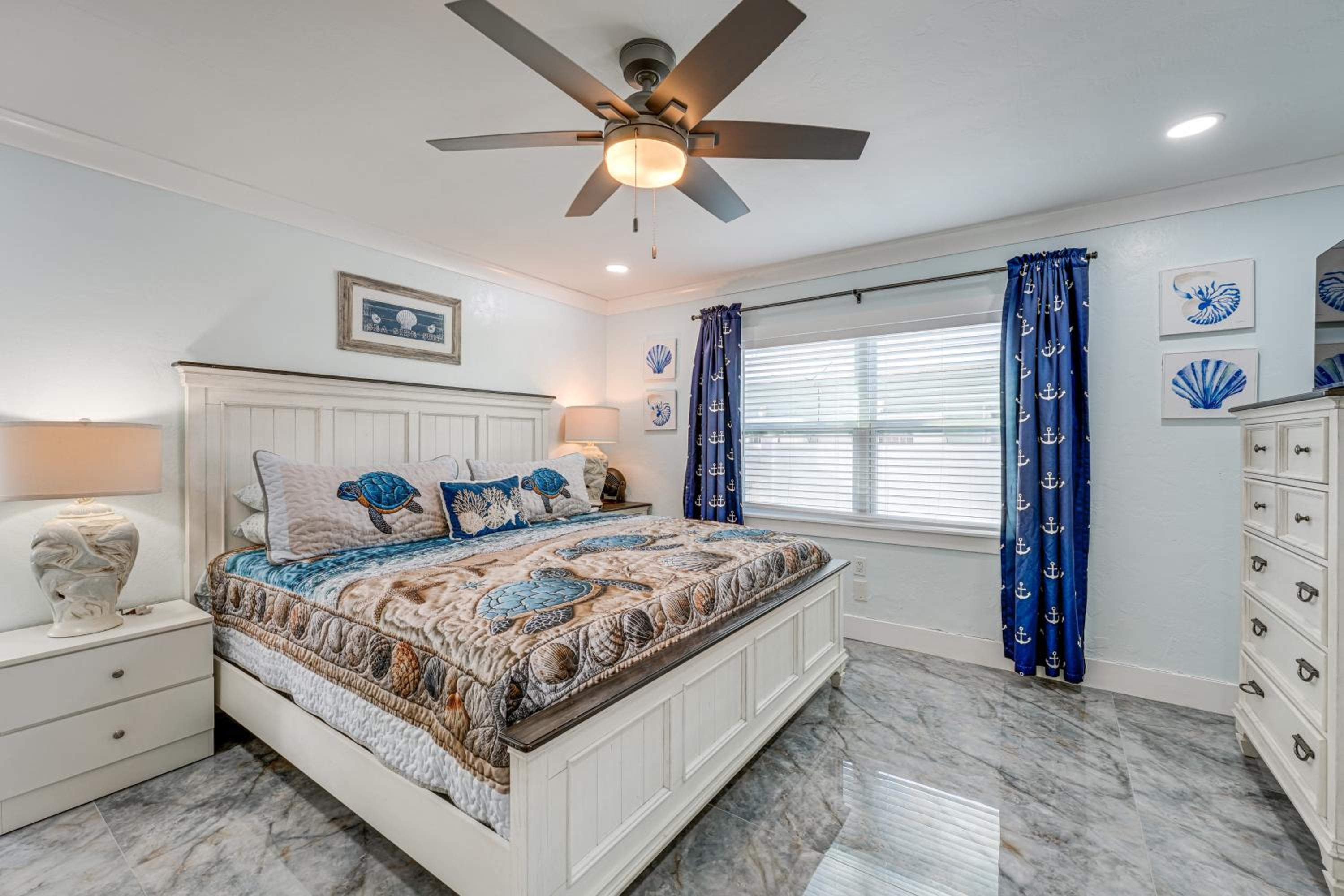 Steps to Madeira Beach! Modern Family Getaway