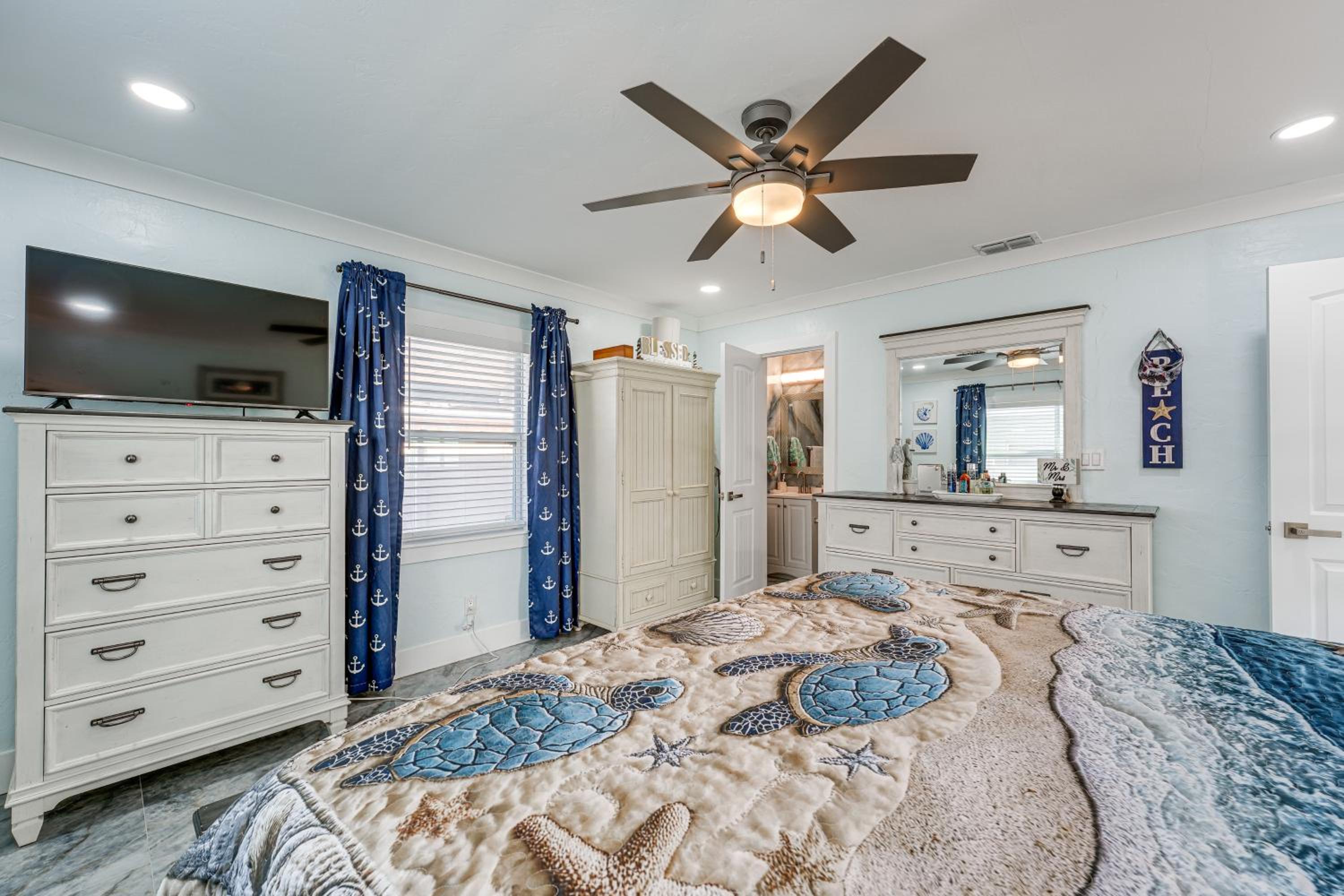 Steps to Madeira Beach! Modern Family Getaway