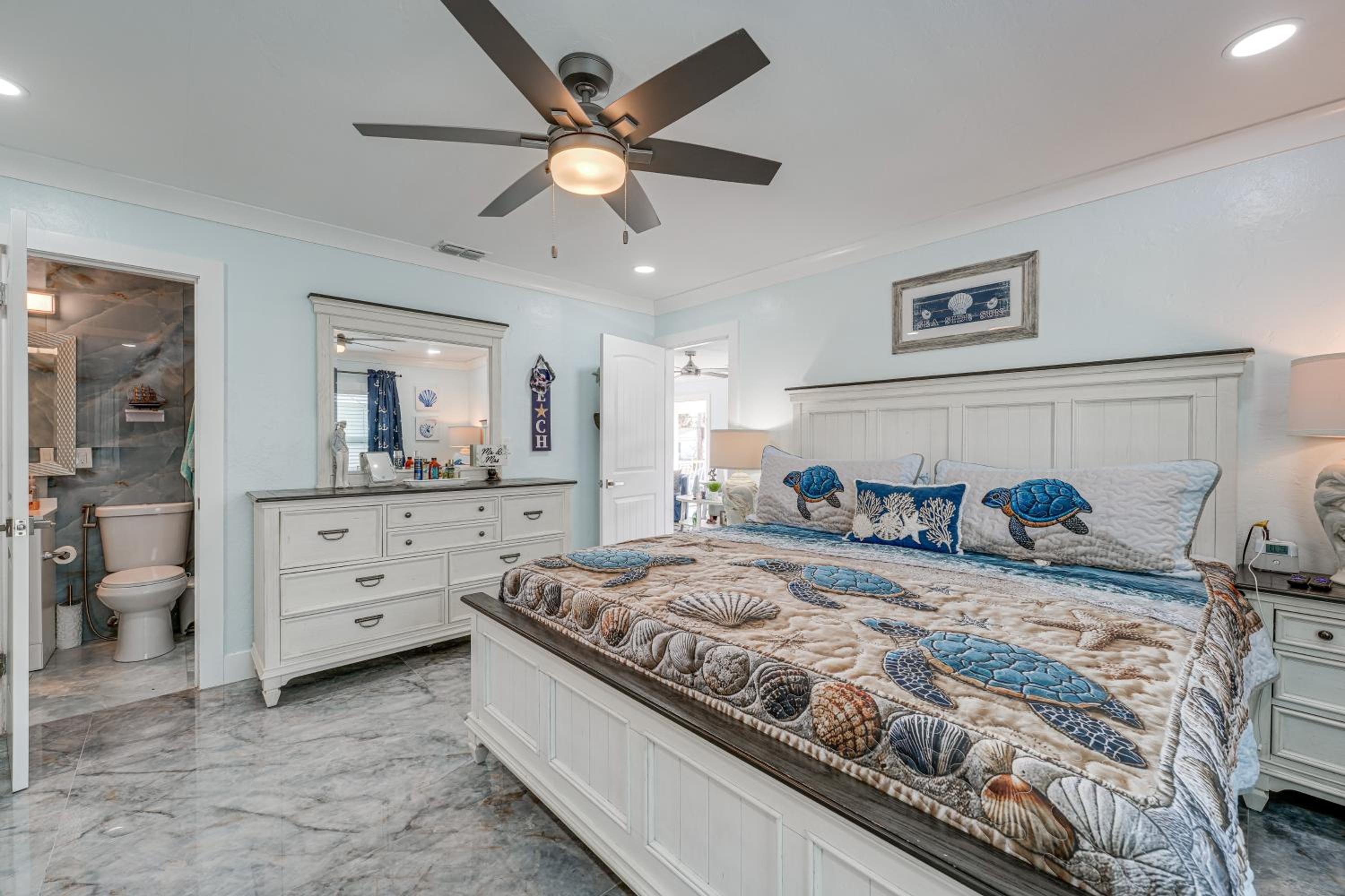 Steps to Madeira Beach! Modern Family Getaway