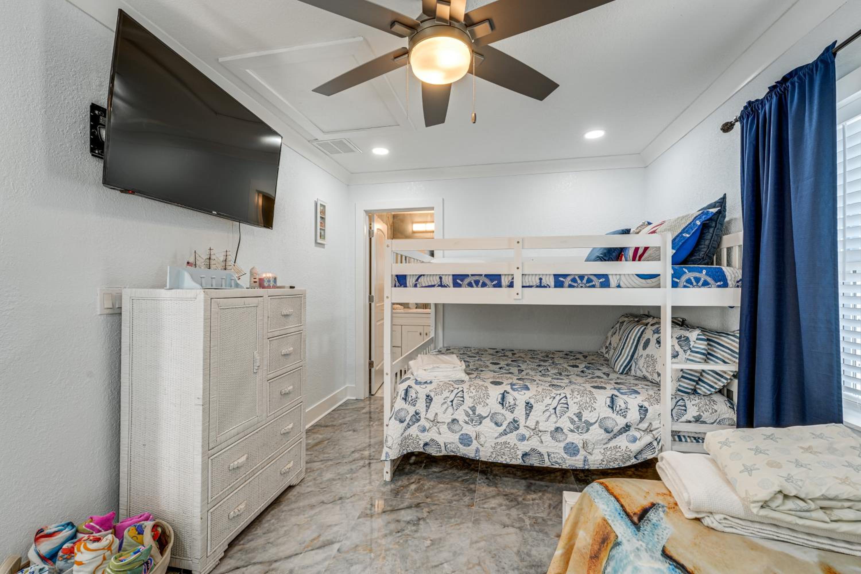 Steps to Madeira Beach! Modern Family Getaway