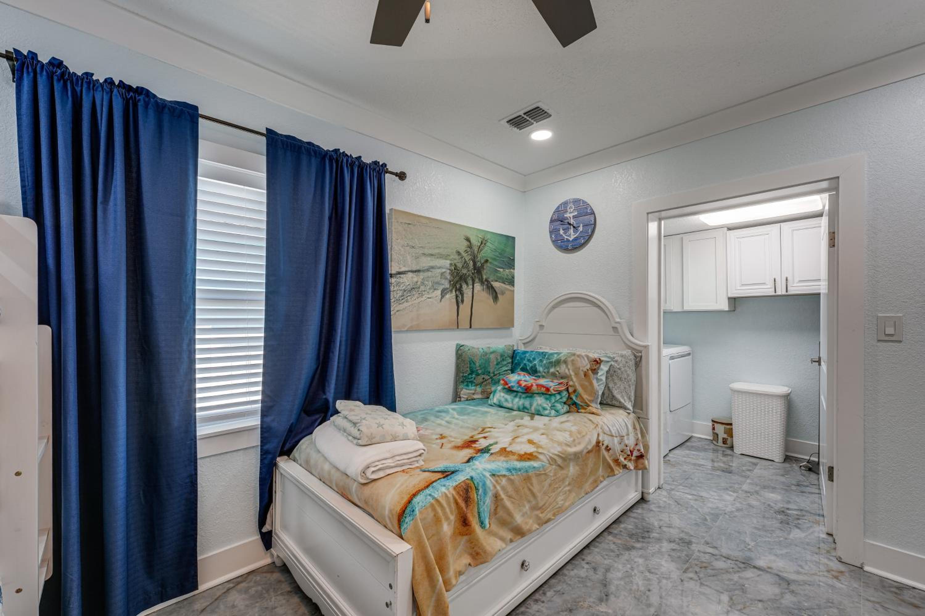Steps to Madeira Beach! Modern Family Getaway