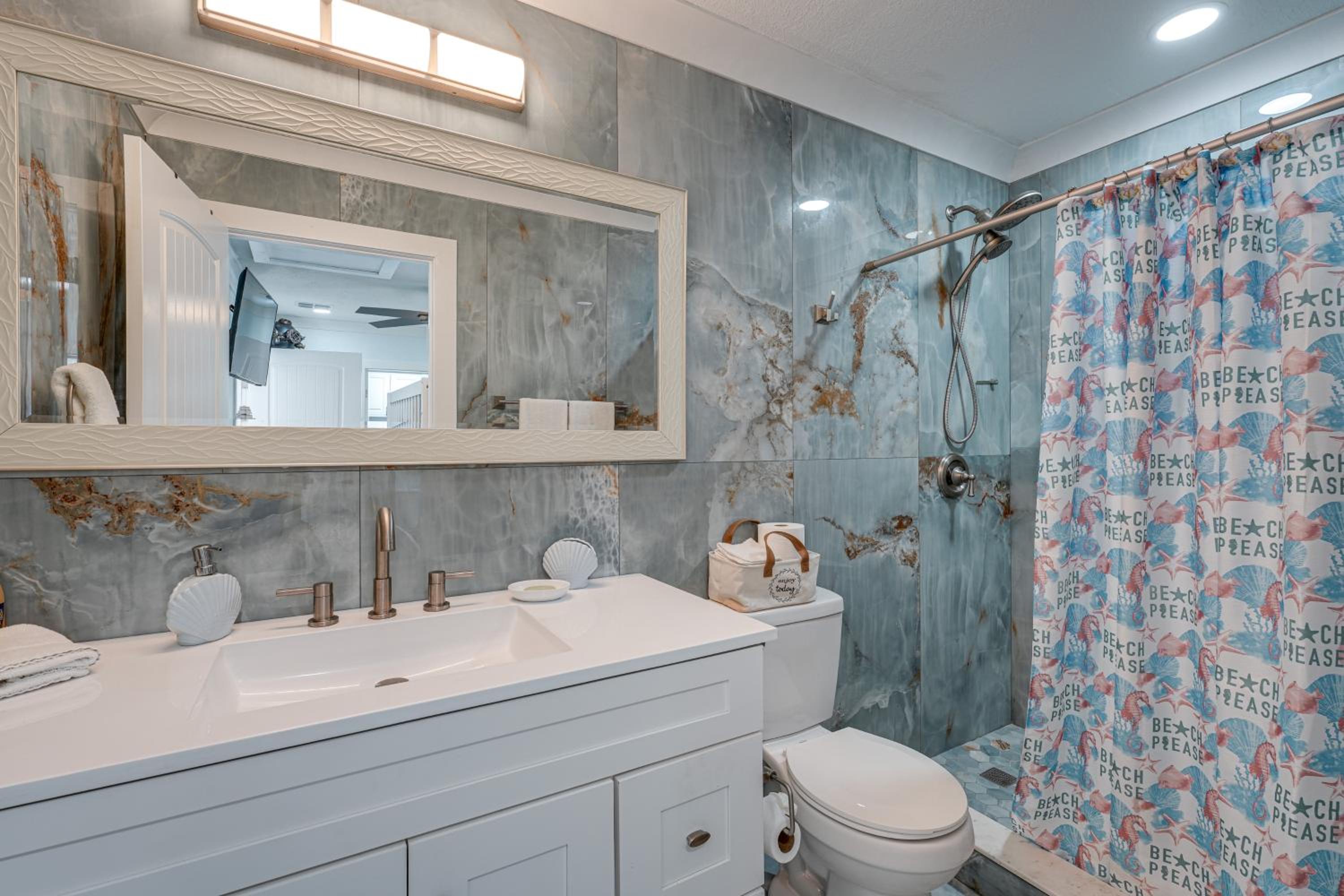 Steps to Madeira Beach! Modern Family Getaway