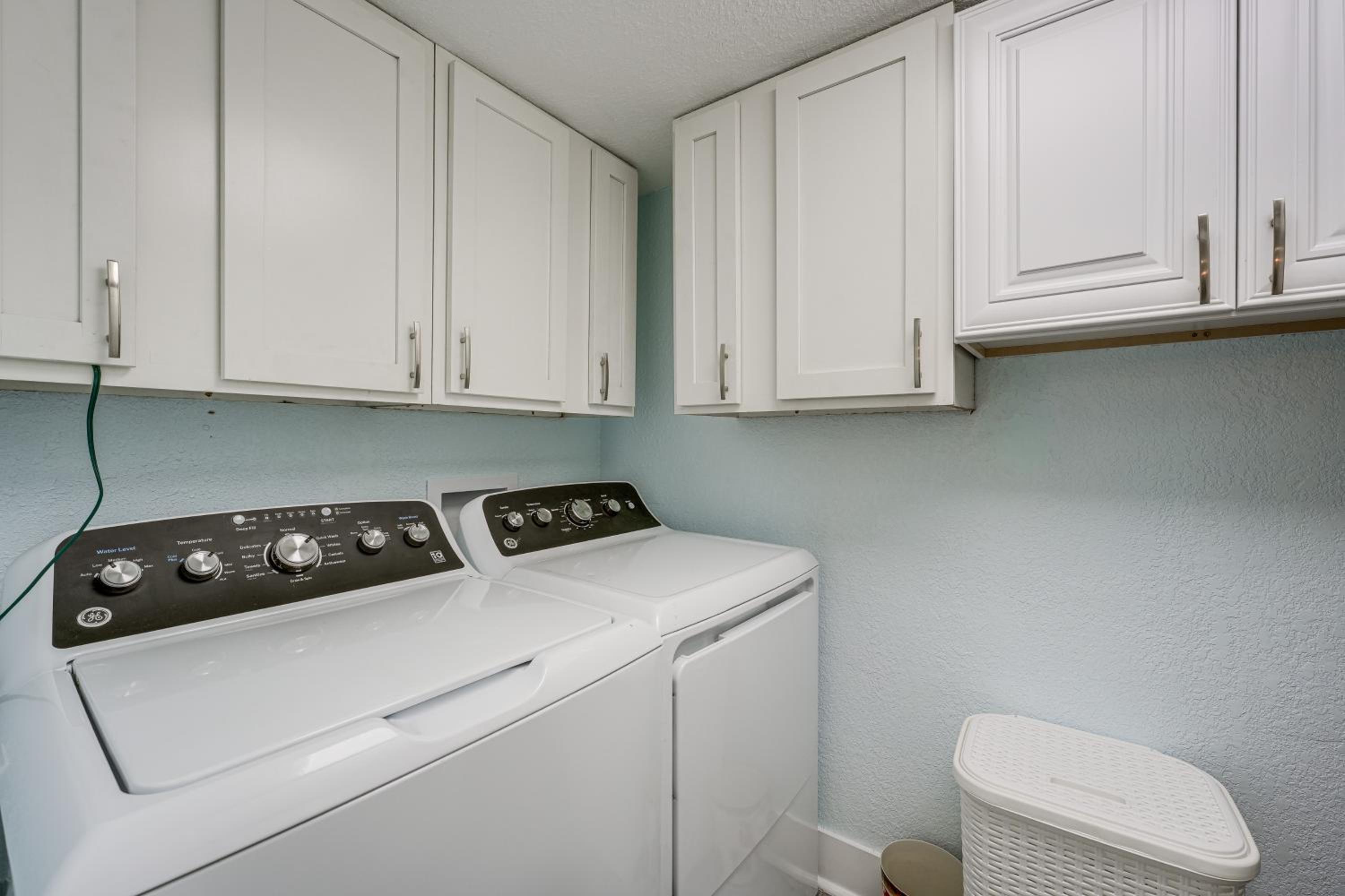 Steps to Madeira Beach! Modern Family Getaway
