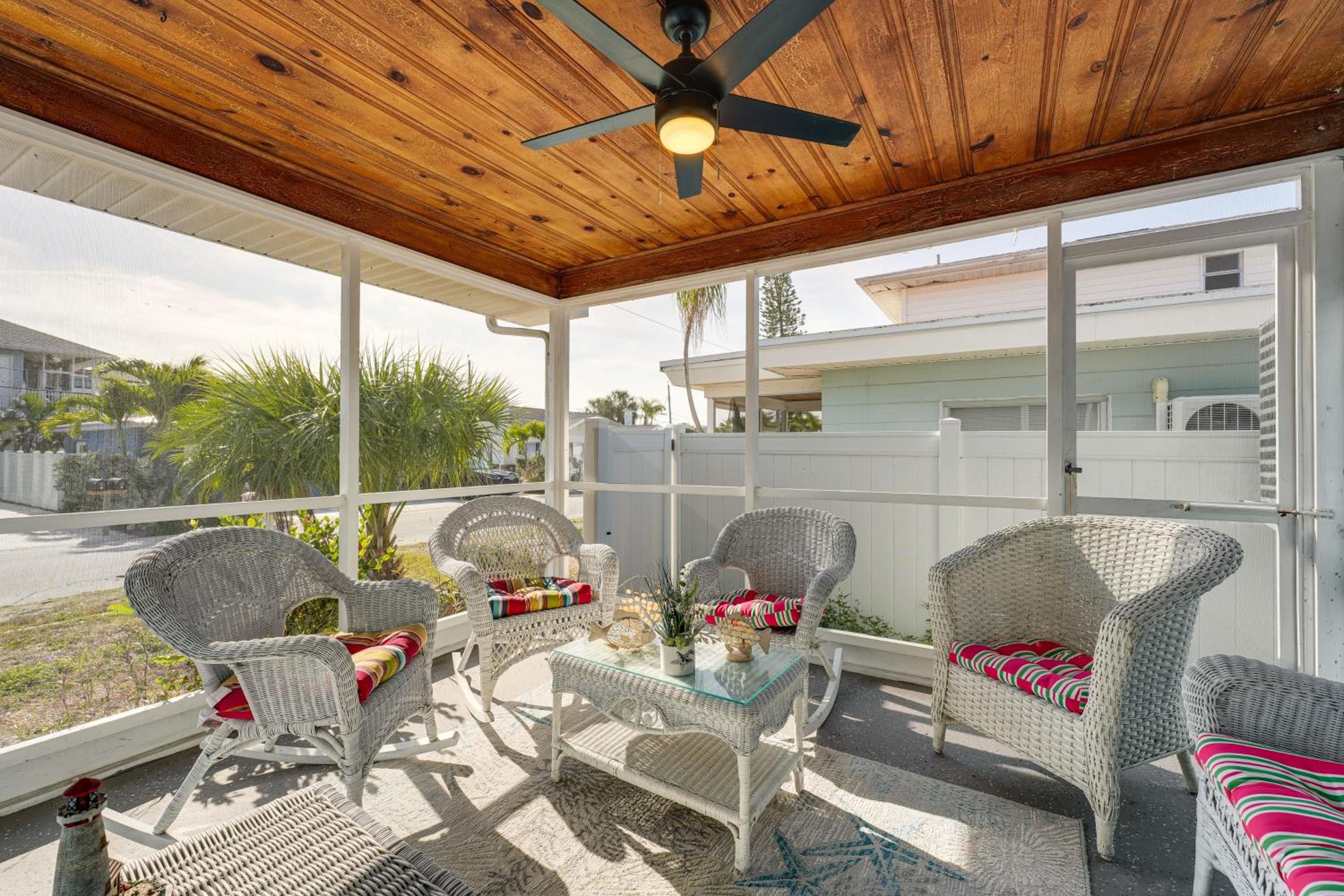 Steps to Madeira Beach! Modern Family Getaway