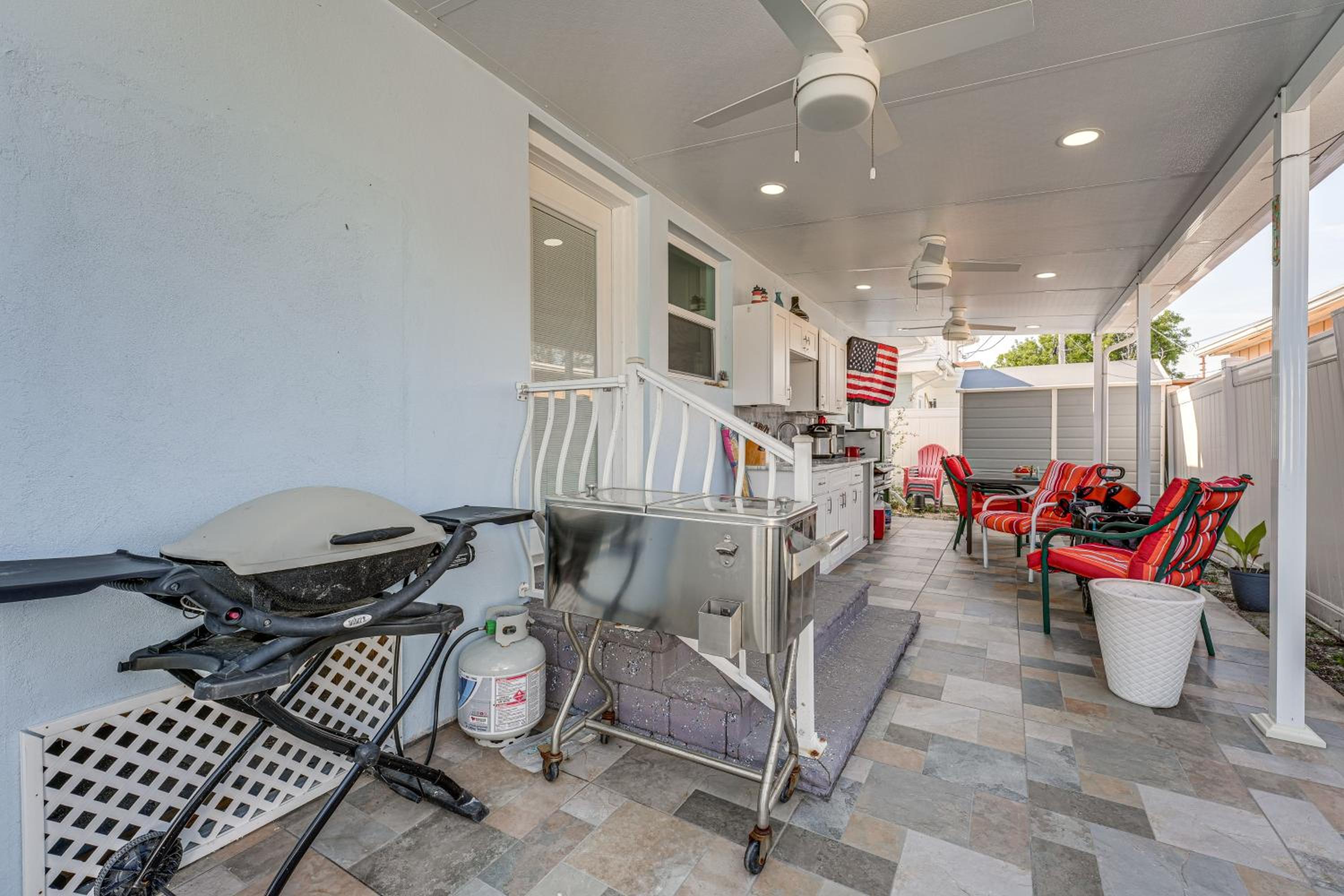 Steps to Madeira Beach! Modern Family Getaway