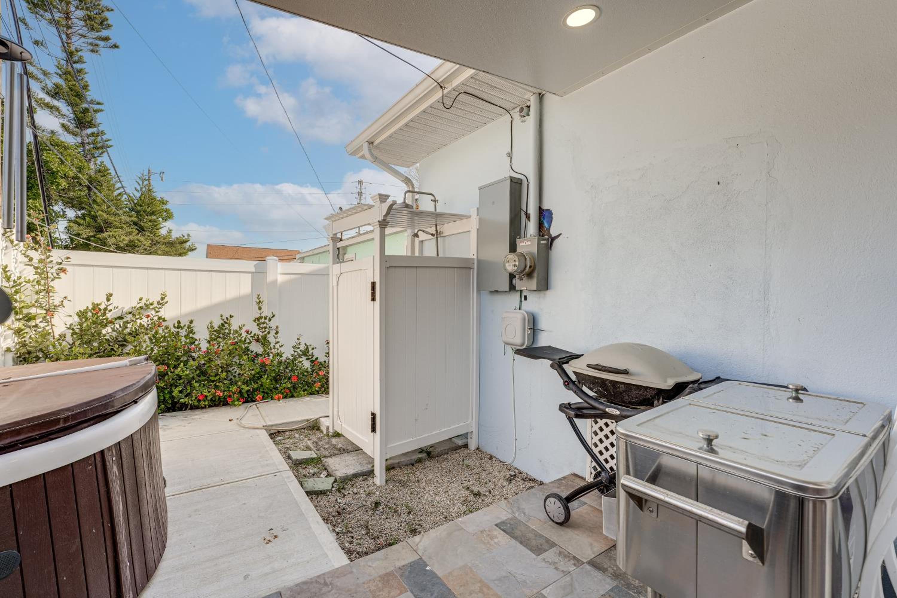 Steps to Madeira Beach! Modern Family Getaway