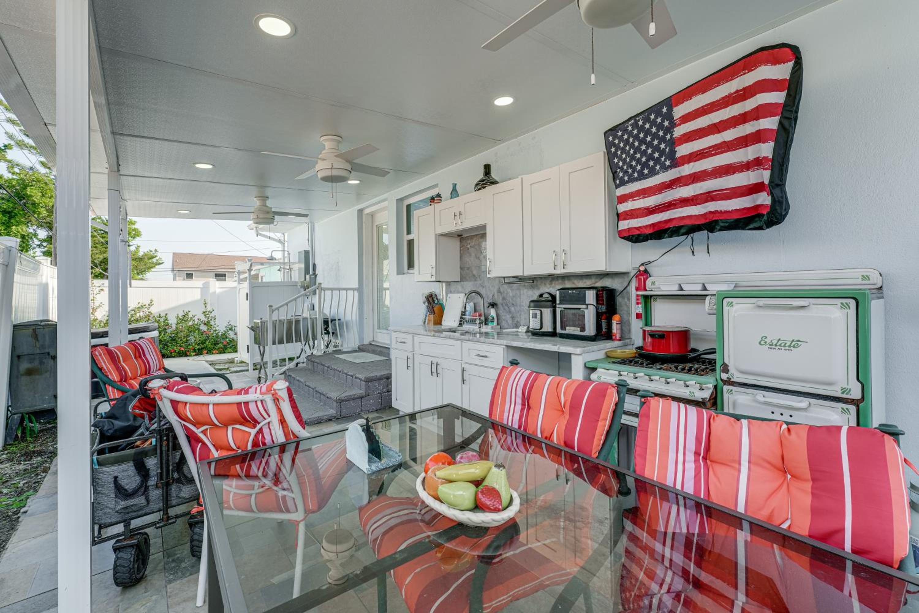 Steps to Madeira Beach! Modern Family Getaway