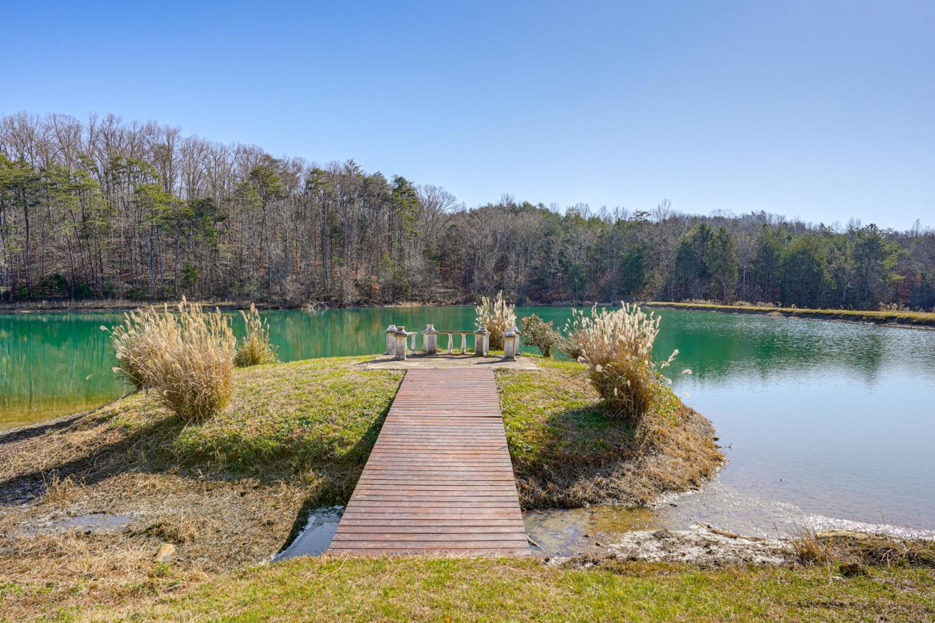 Hike, Fish and Explore Chattanooga! Lake-View Home