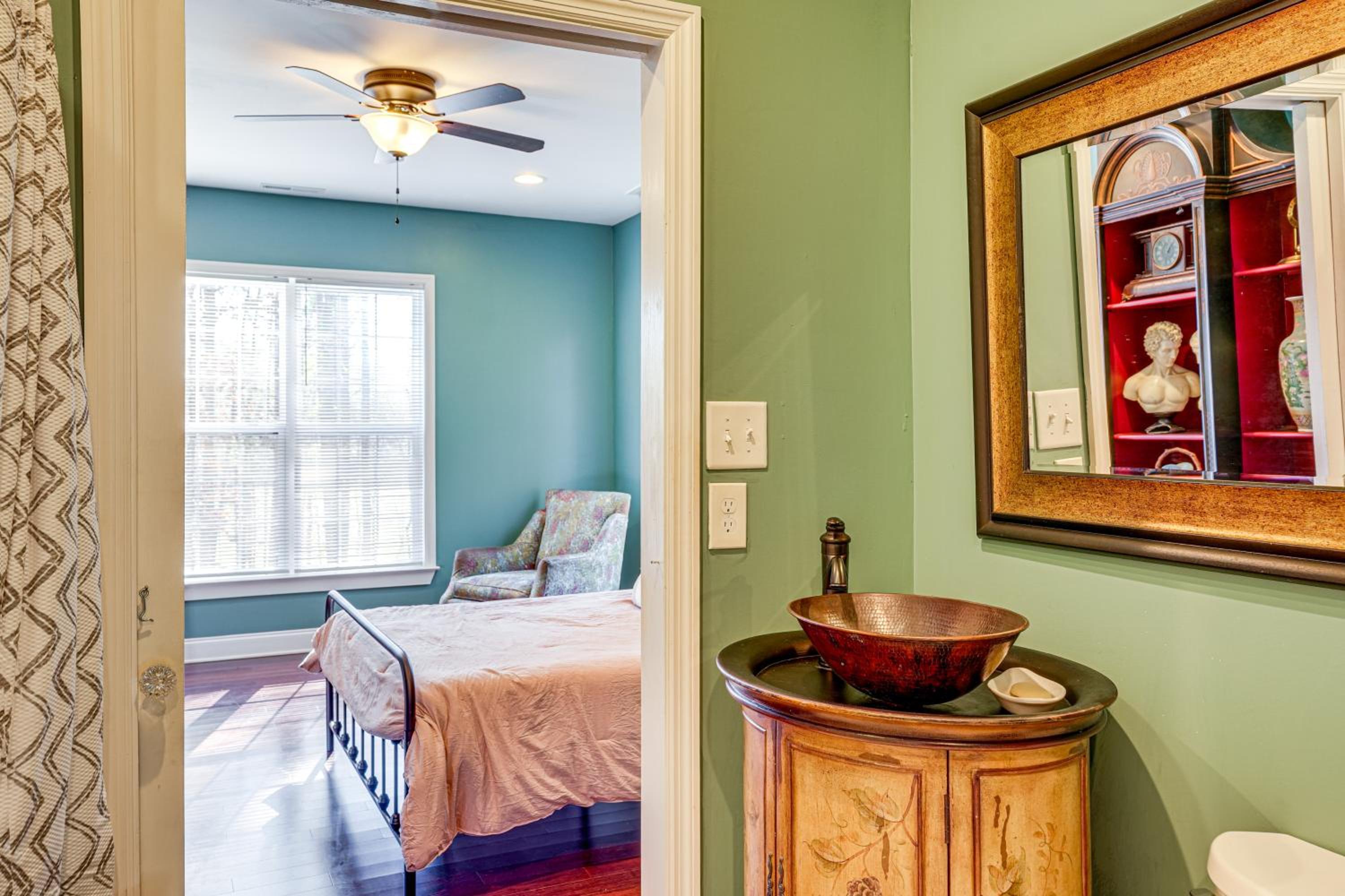 Hike, Fish and Explore Chattanooga! Lake-View Home