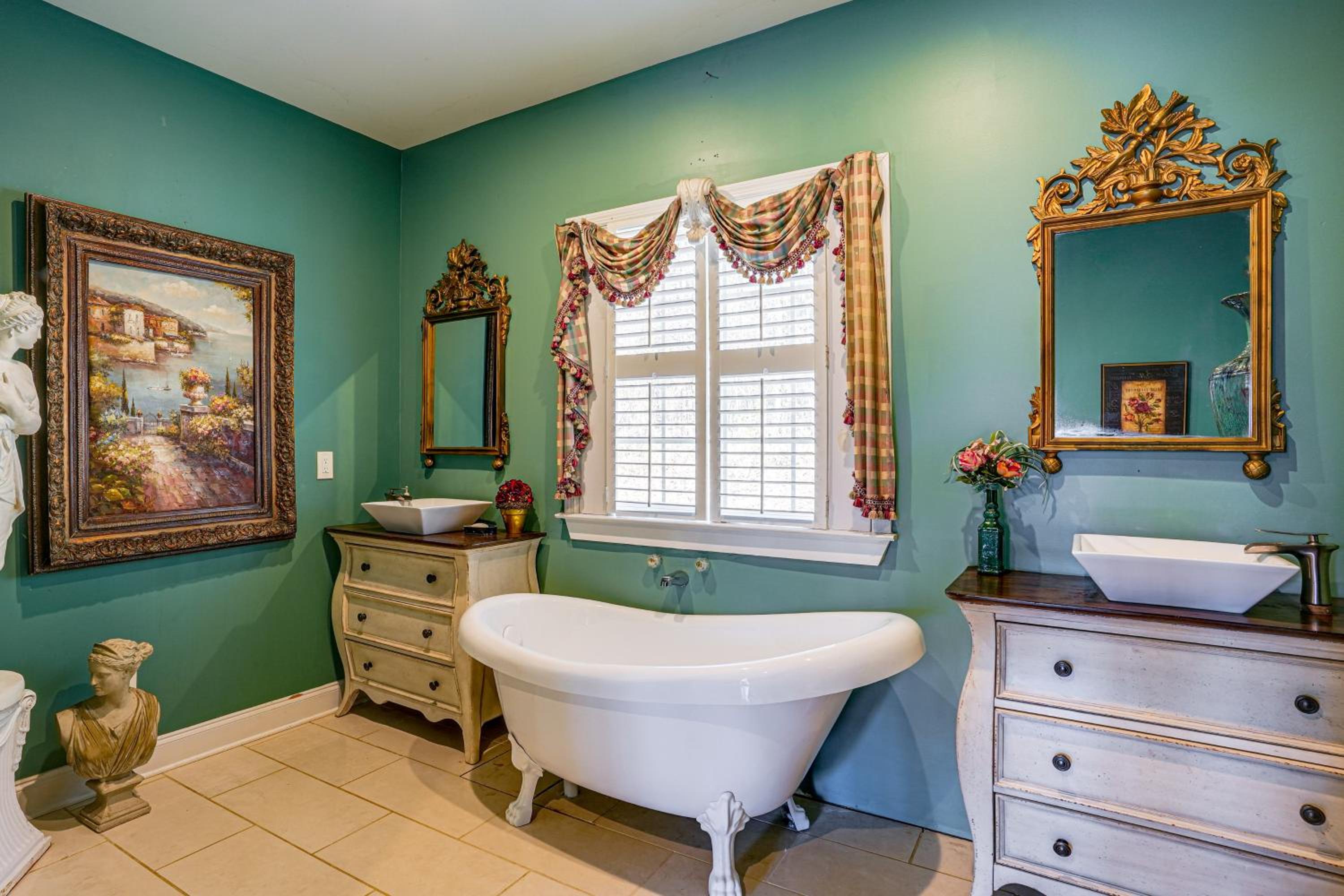 Hike, Fish and Explore Chattanooga! Lake-View Home