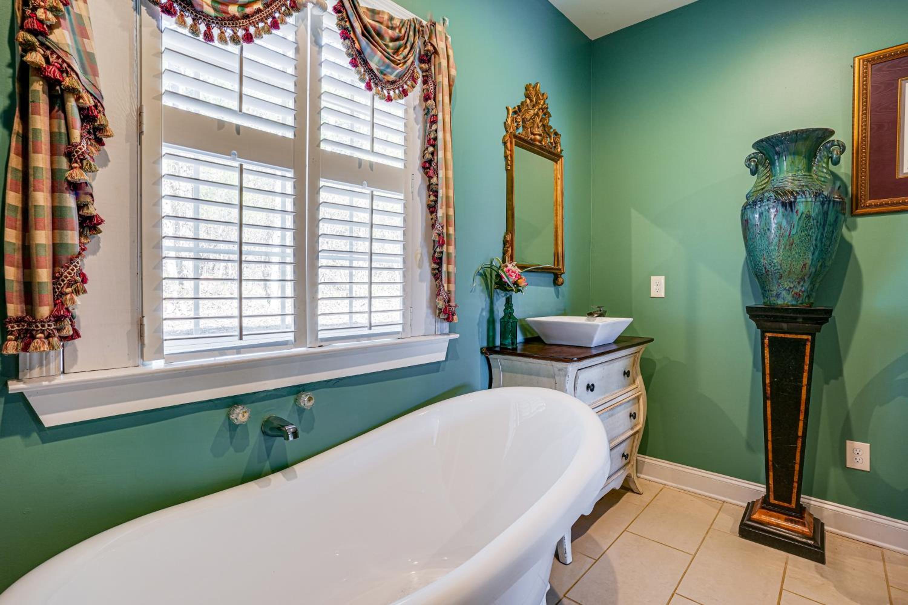 Hike, Fish and Explore Chattanooga! Lake-View Home