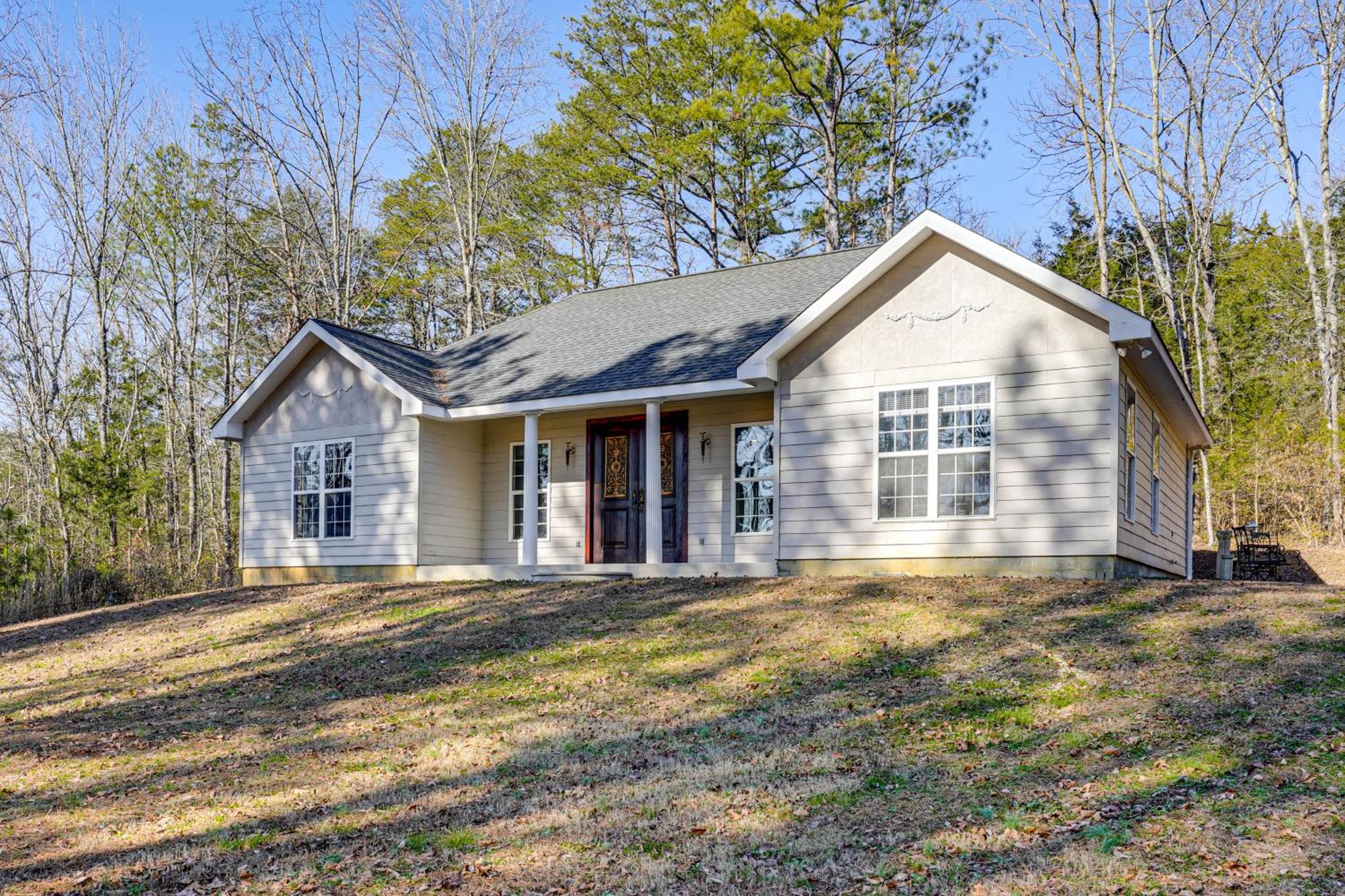 Hike, Fish and Explore Chattanooga! Lake-View Home