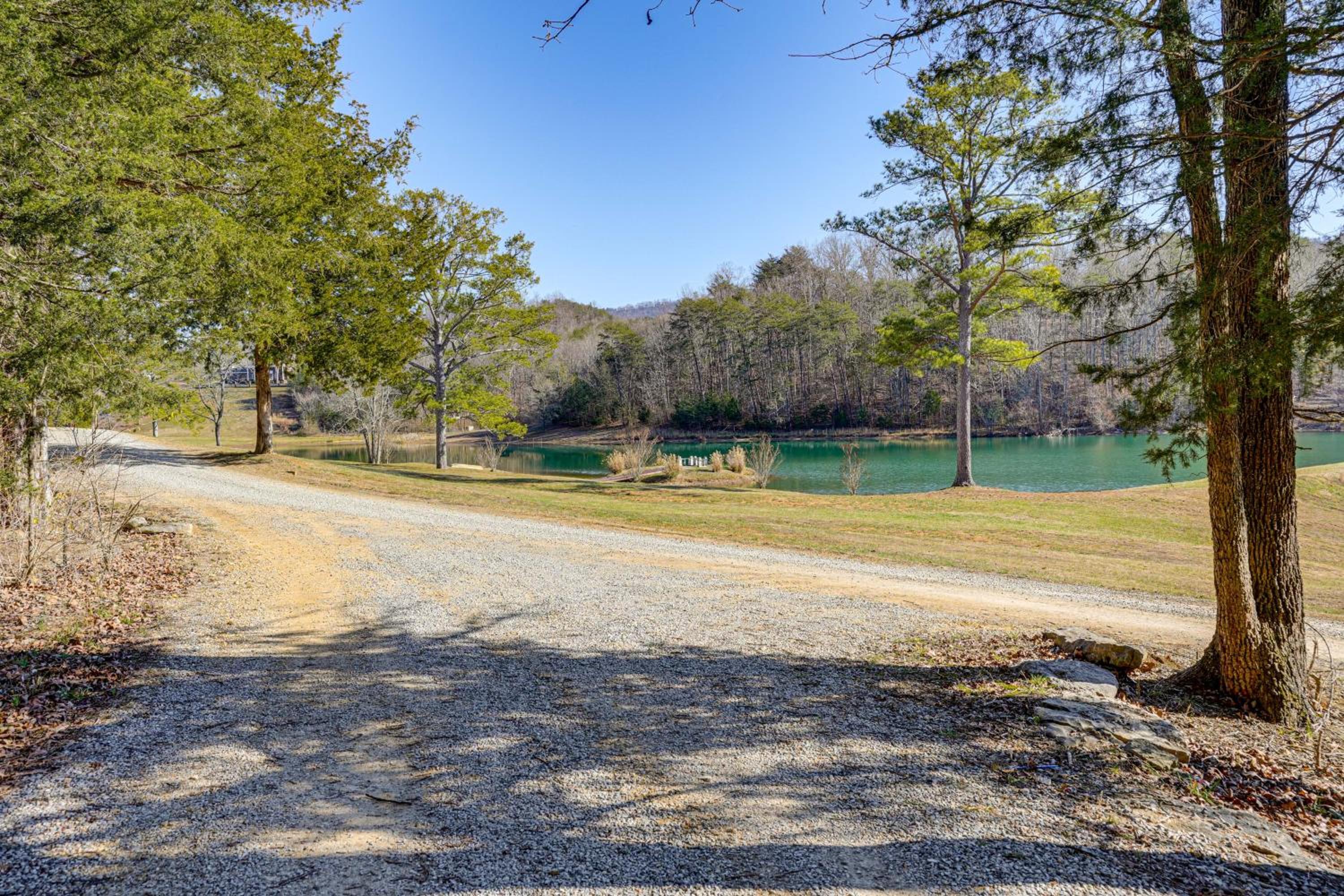 Hike, Fish and Explore Chattanooga! Lake-View Home