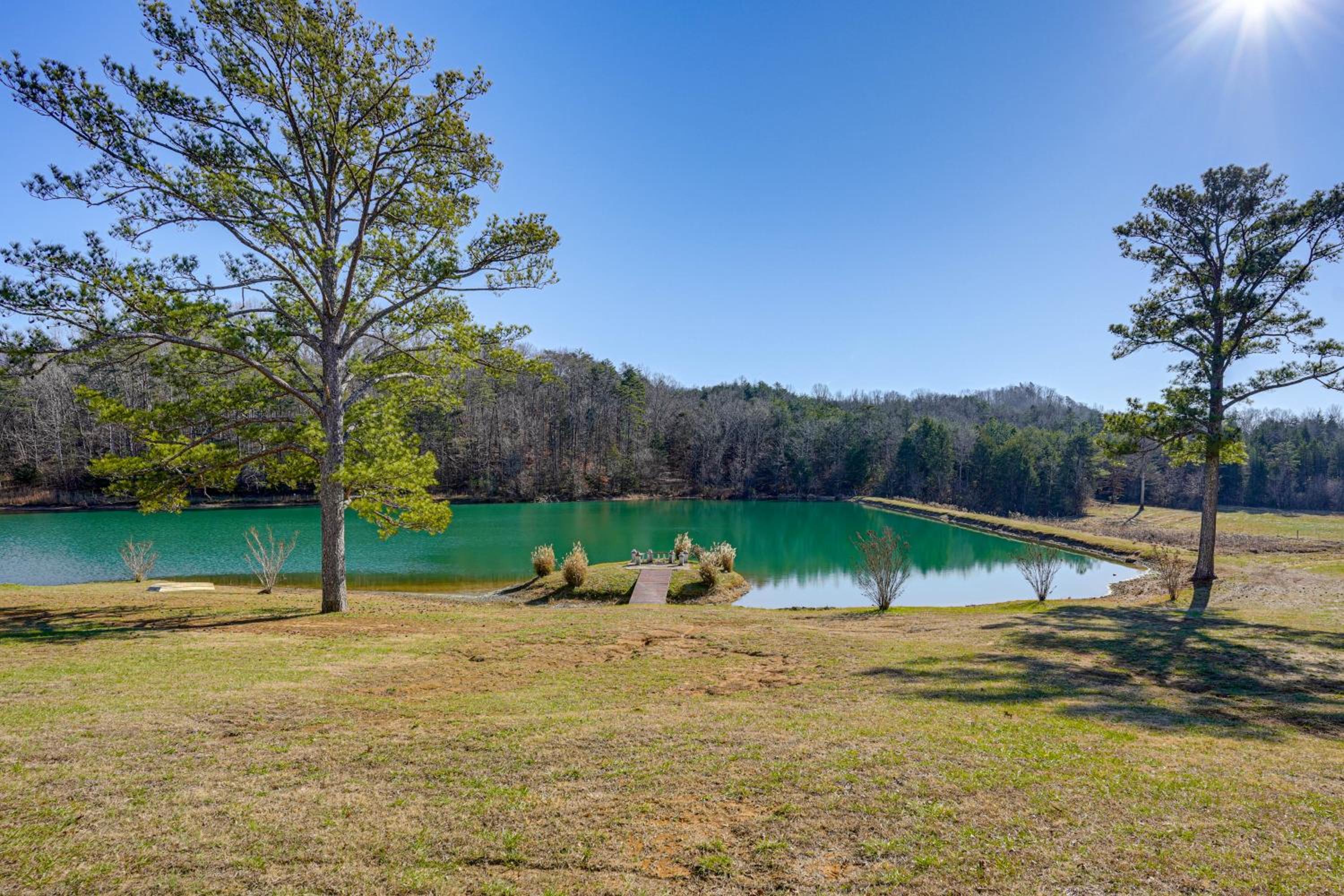 Hike, Fish and Explore Chattanooga! Lake-View Home