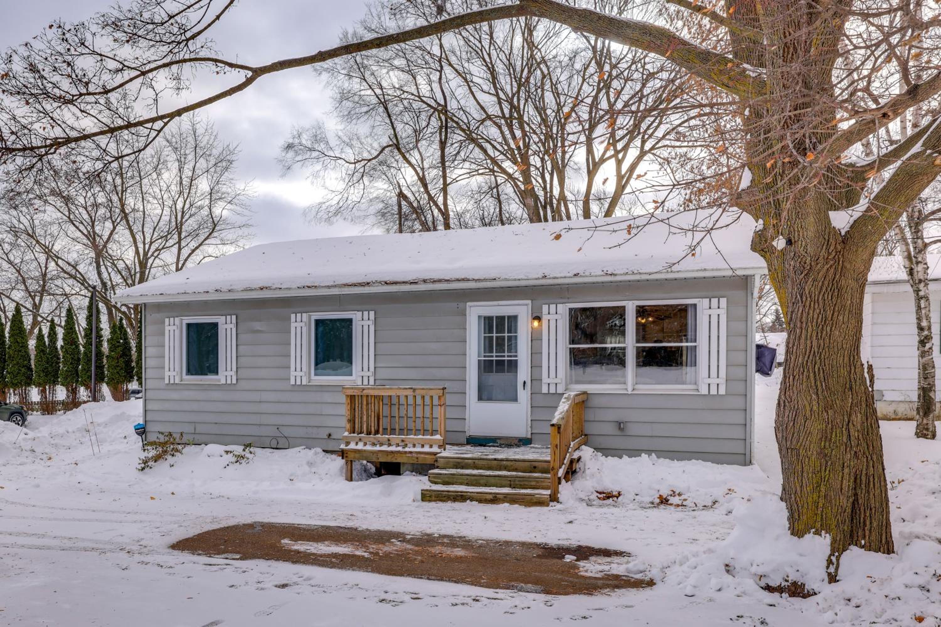 2 Mi to CMU! Quaint Bungalow with Fenced Backyard