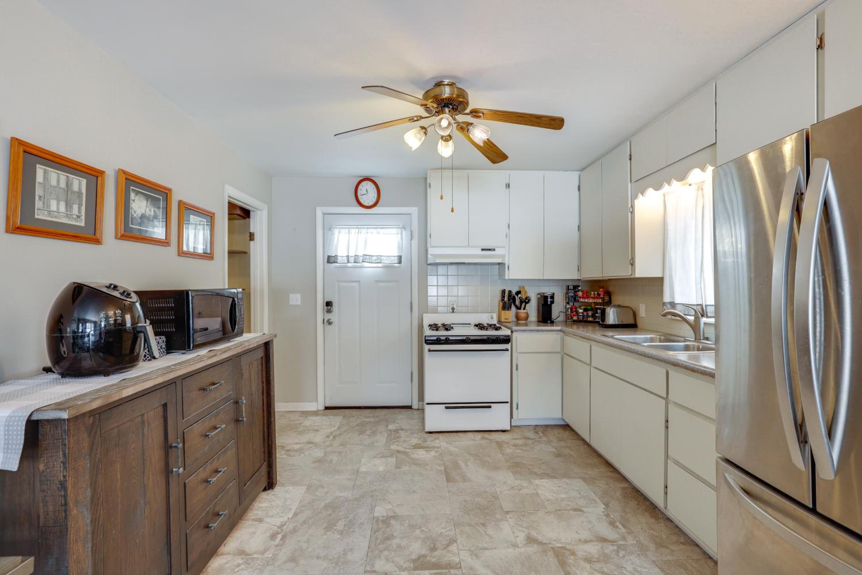 2 Mi to CMU! Quaint Bungalow with Fenced Backyard