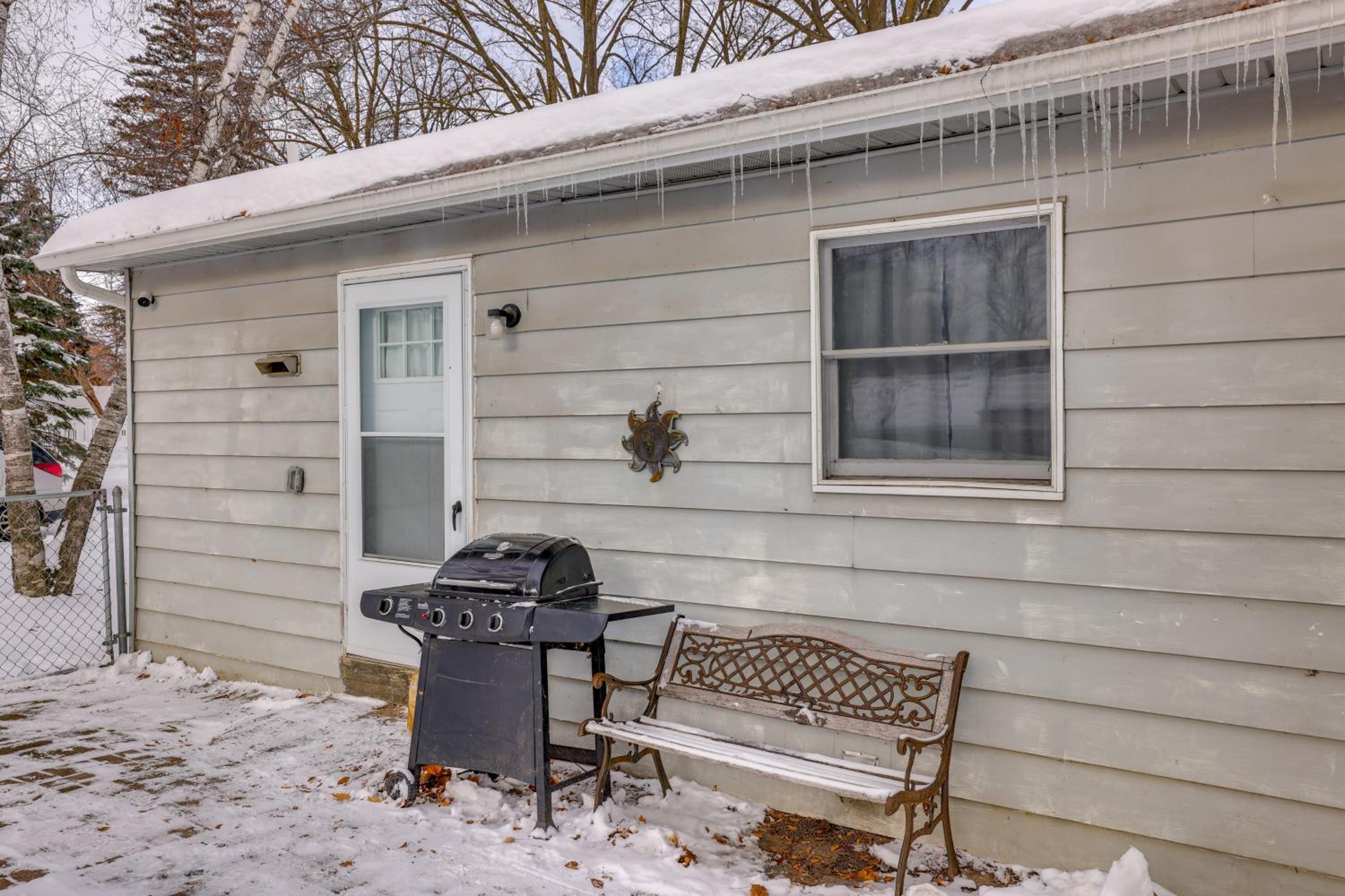 2 Mi to CMU! Quaint Bungalow with Fenced Backyard