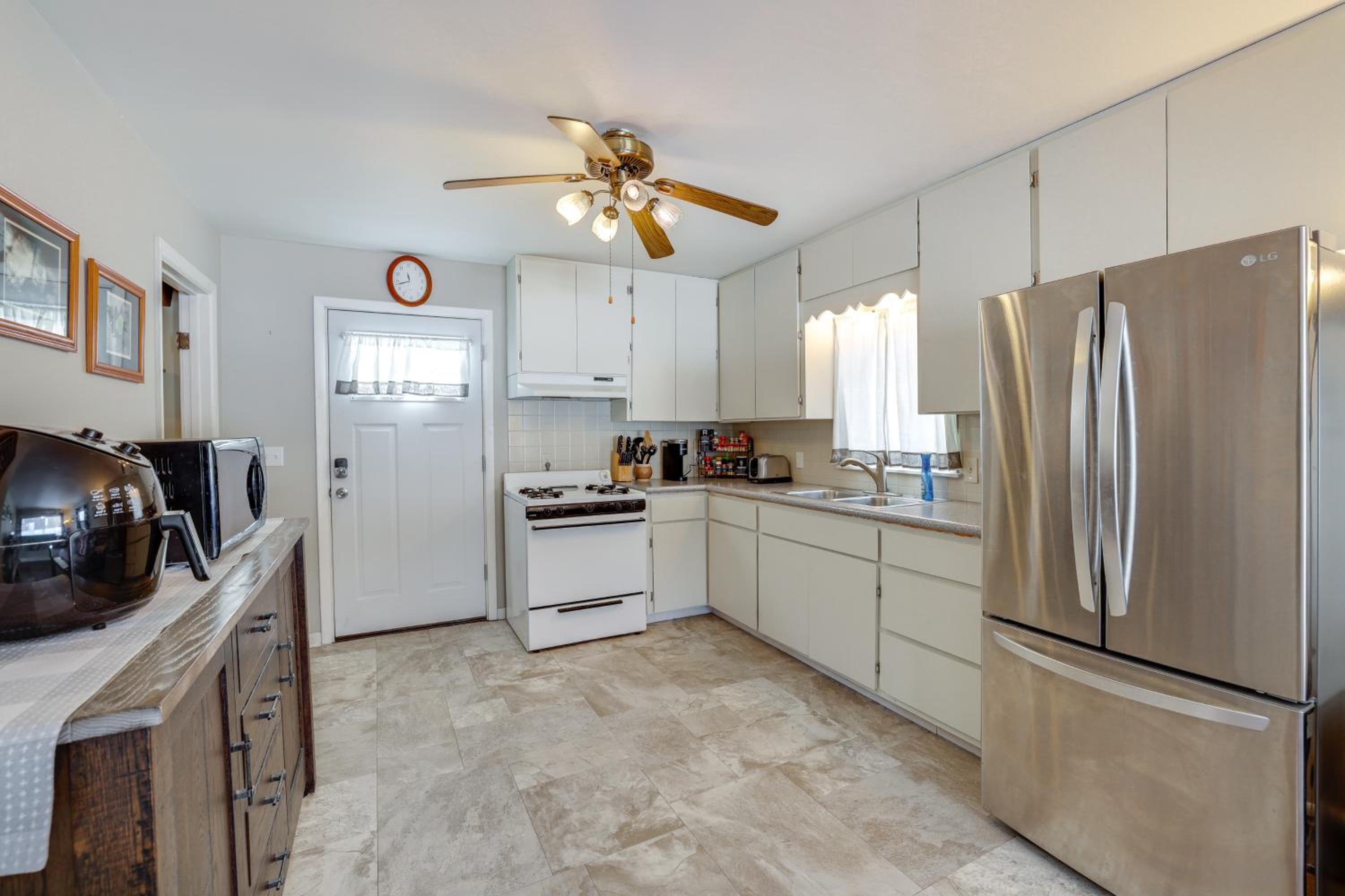 2 Mi to CMU! Quaint Bungalow with Fenced Backyard