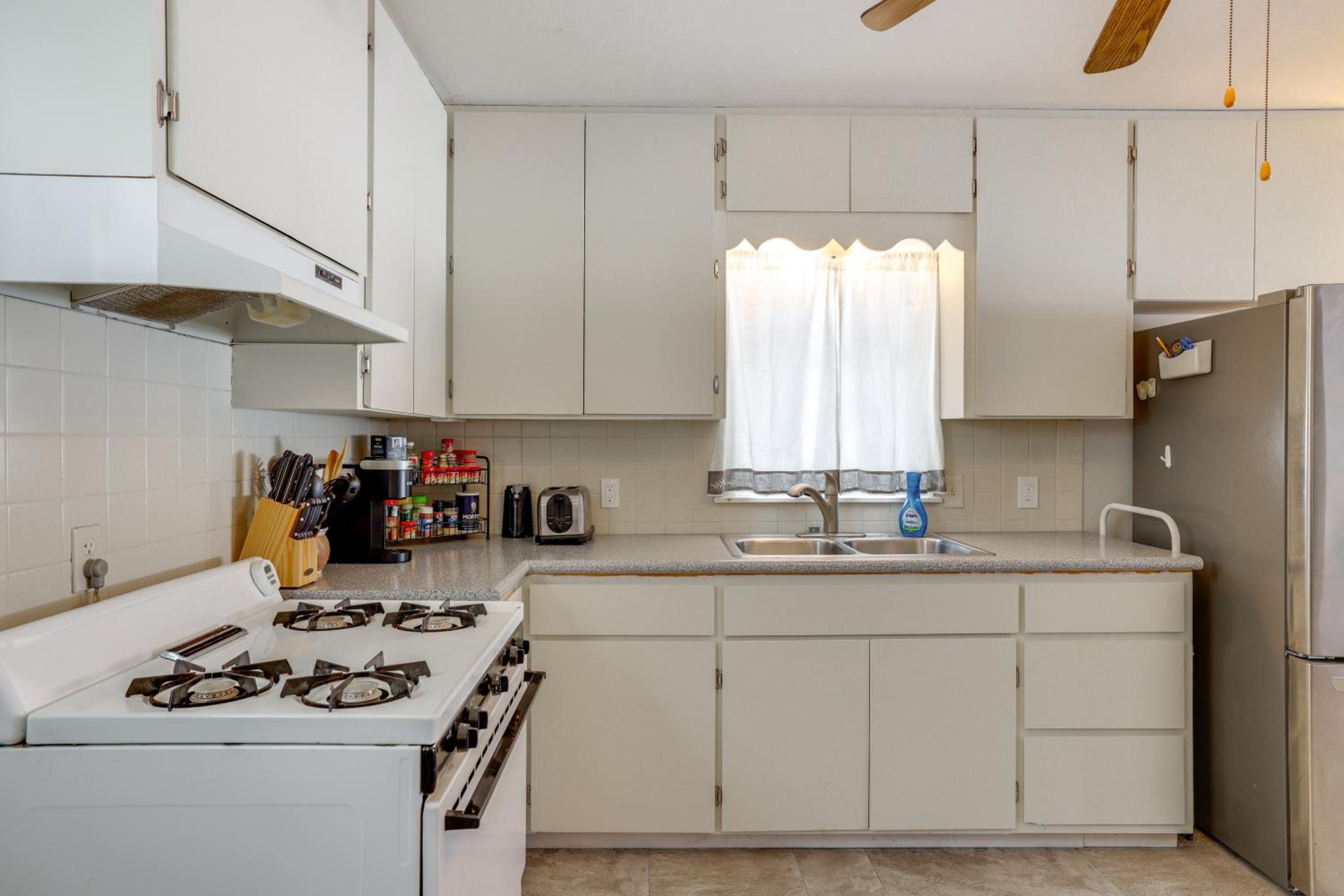 2 Mi to CMU! Quaint Bungalow with Fenced Backyard
