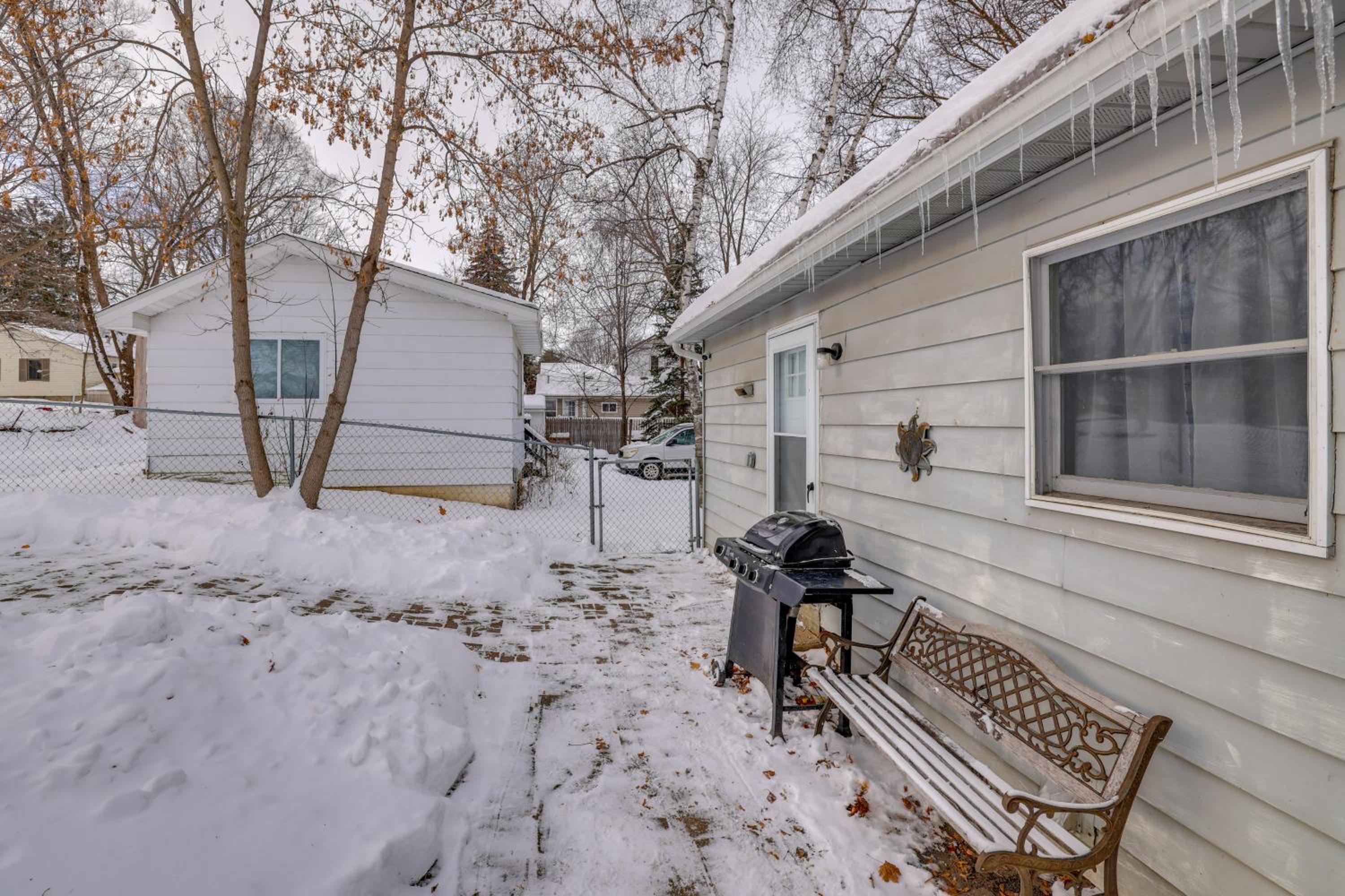 2 Mi to CMU! Quaint Bungalow with Fenced Backyard