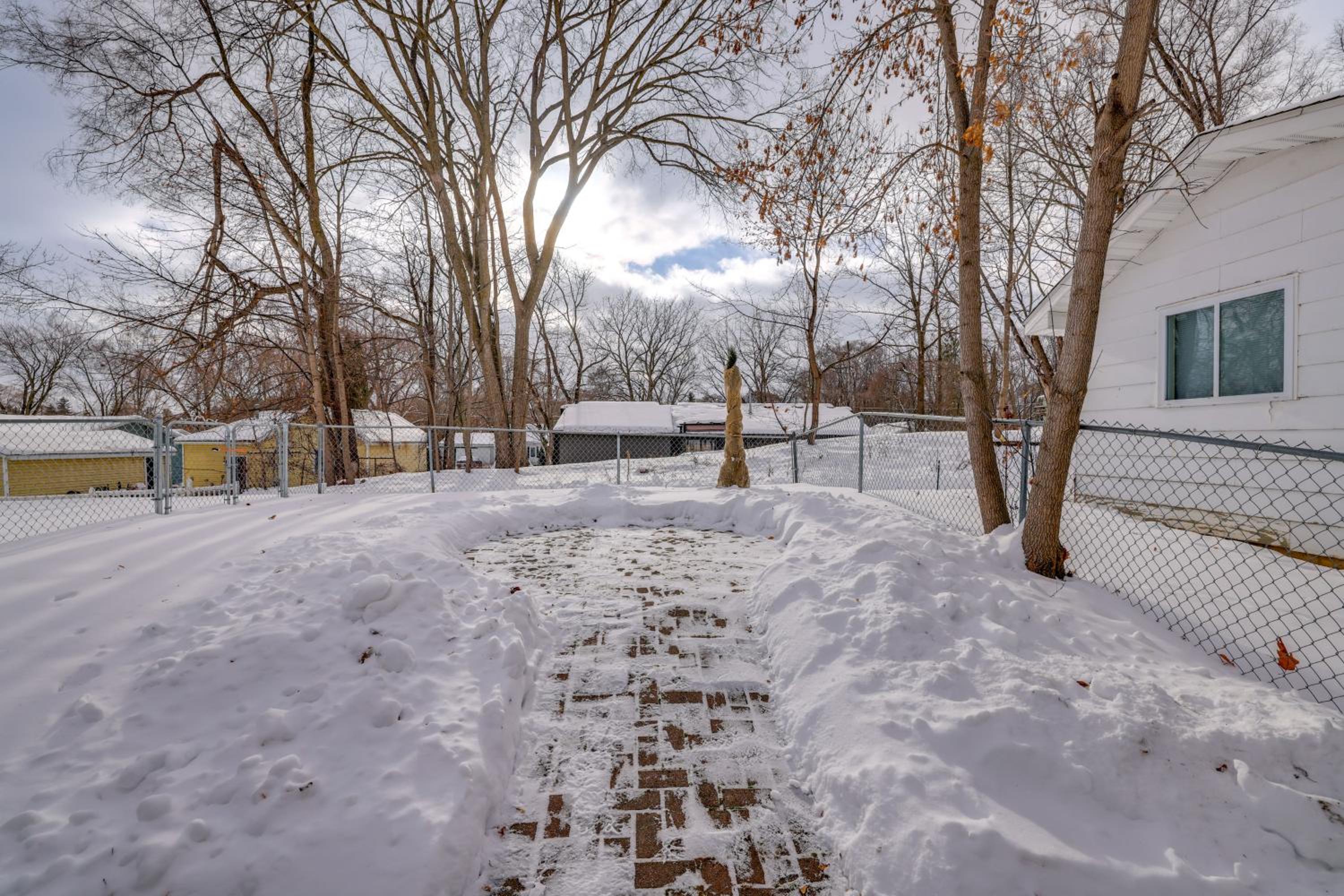 2 Mi to CMU! Quaint Bungalow with Fenced Backyard