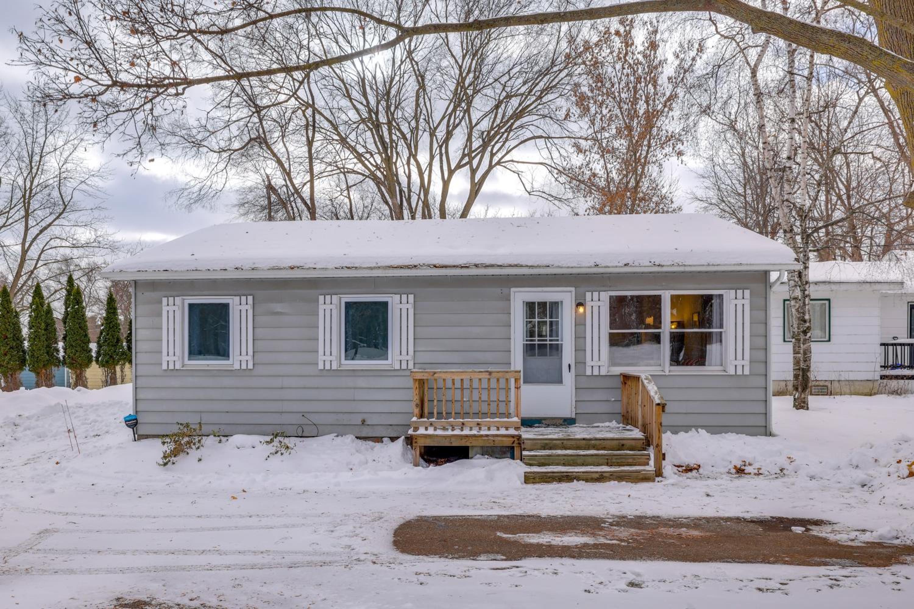 2 Mi to CMU! Quaint Bungalow with Fenced Backyard