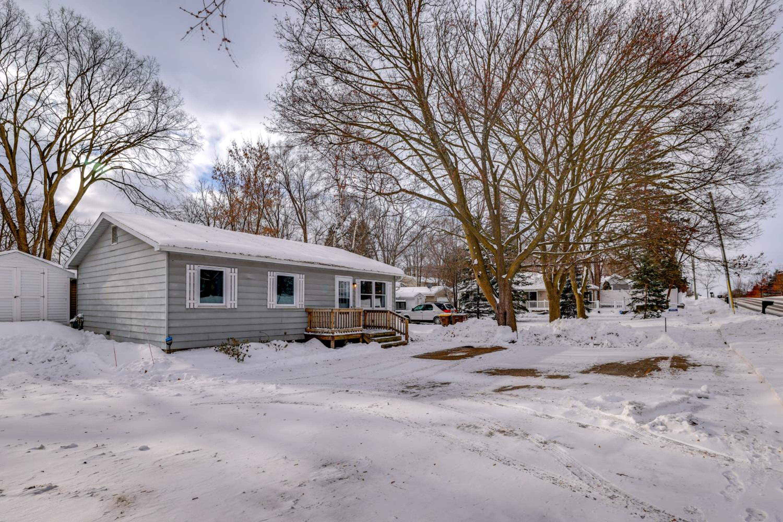 2 Mi to CMU! Quaint Bungalow with Fenced Backyard