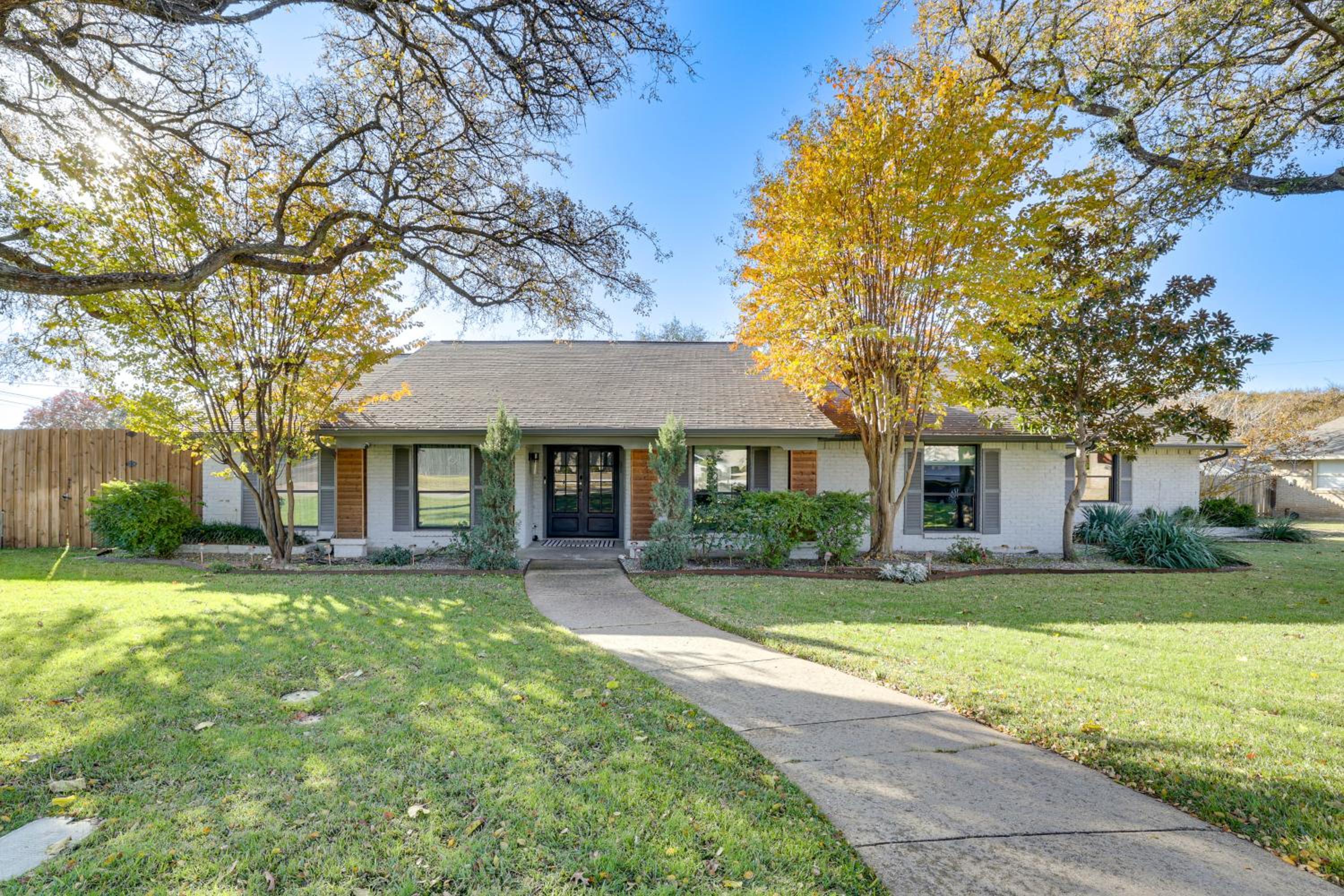 2 Mi to Galleria Dallas Group Retreat with Yard!