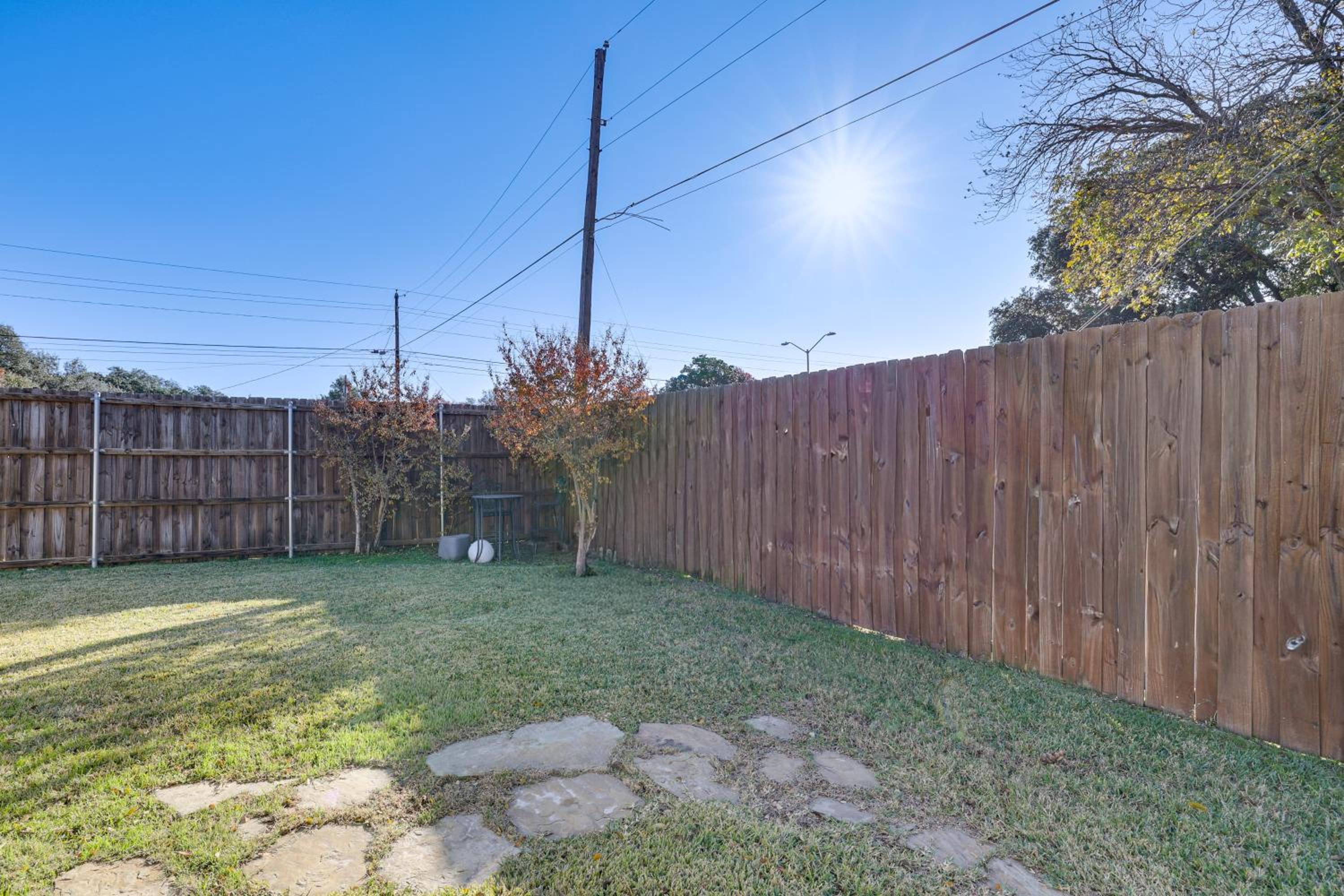 2 Mi to Galleria Dallas Group Retreat with Yard!