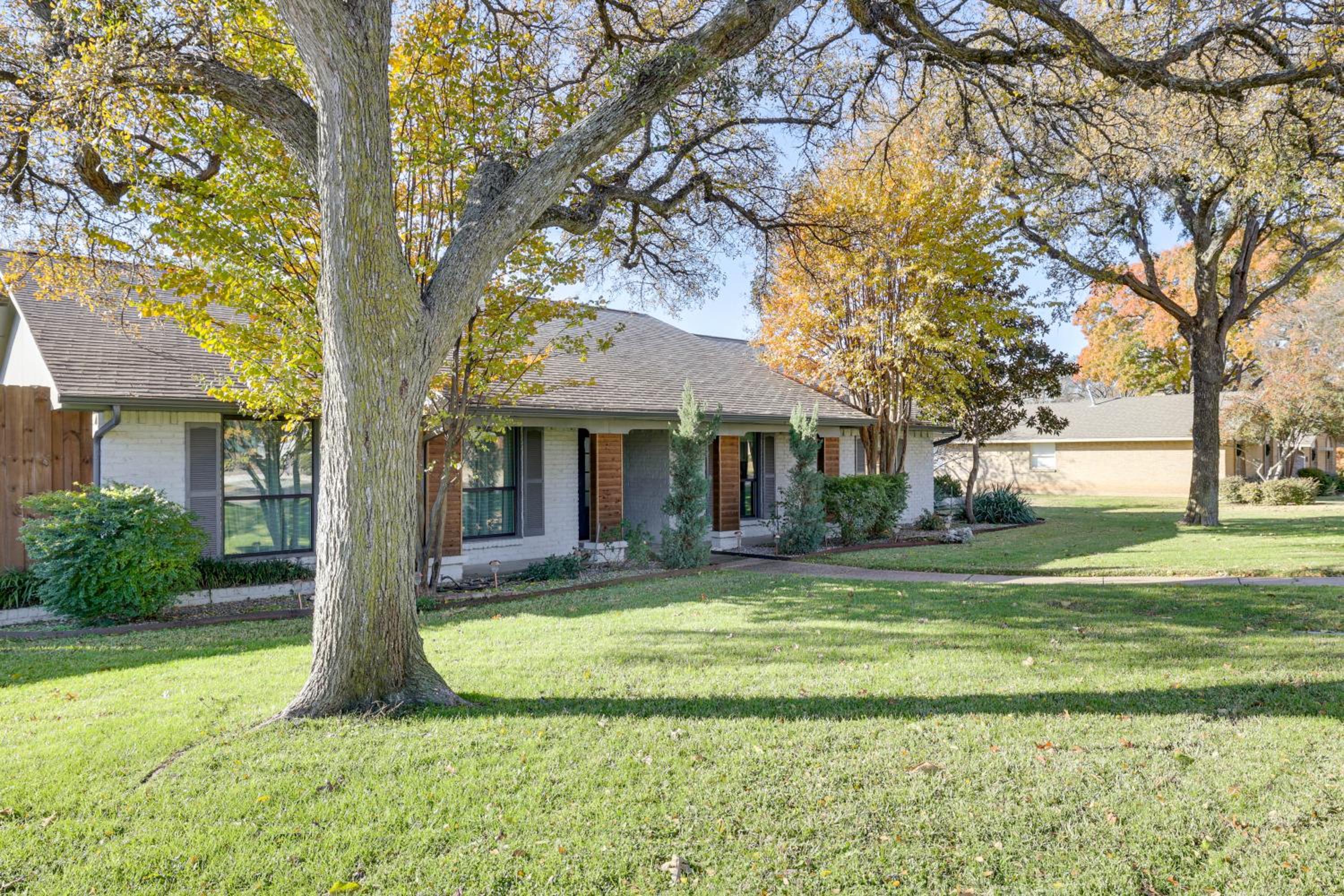 2 Mi to Galleria Dallas Group Retreat with Yard!