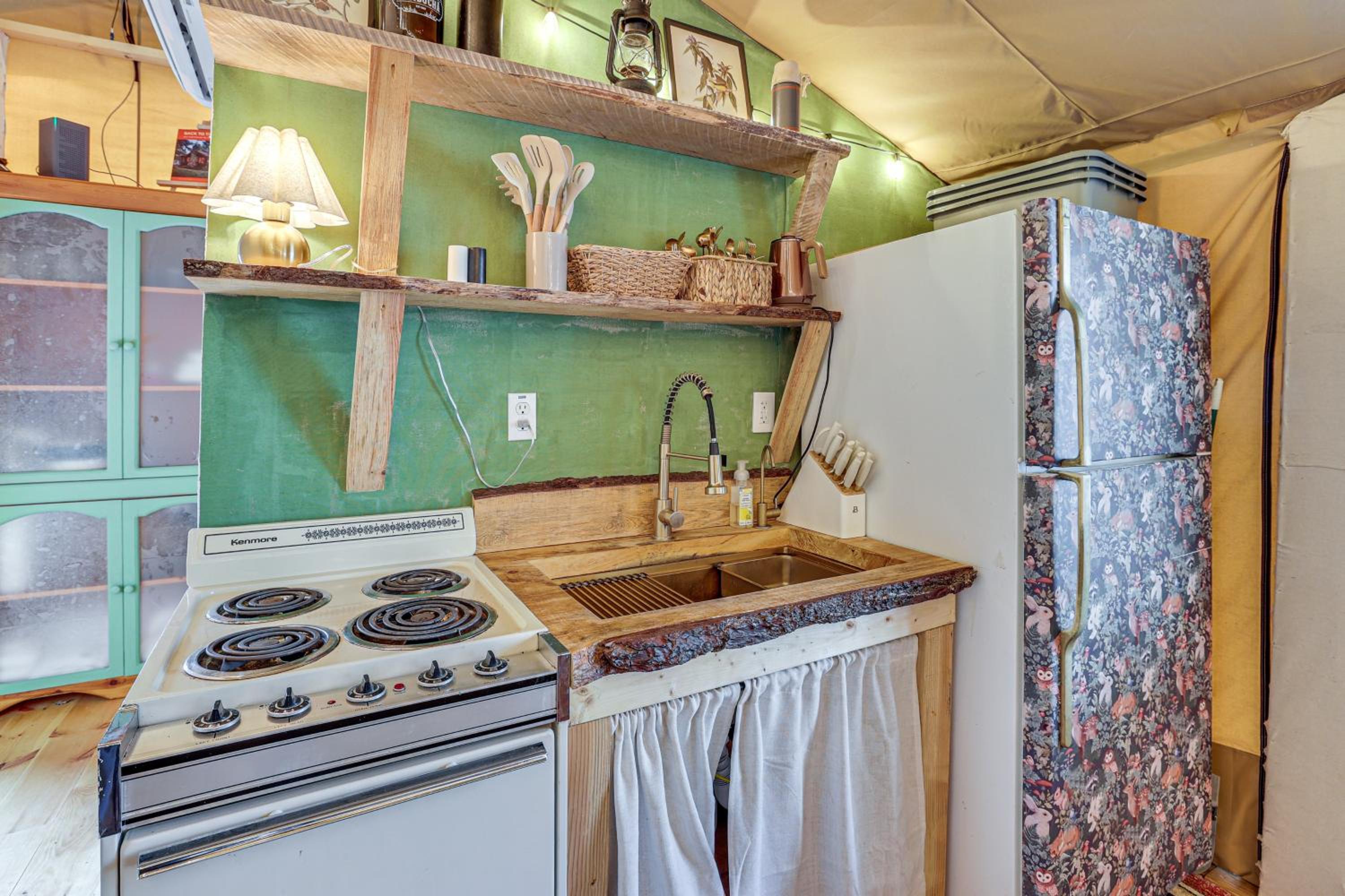 16 Mi to Lookout Mtn Glamping Tent with Hot Tub