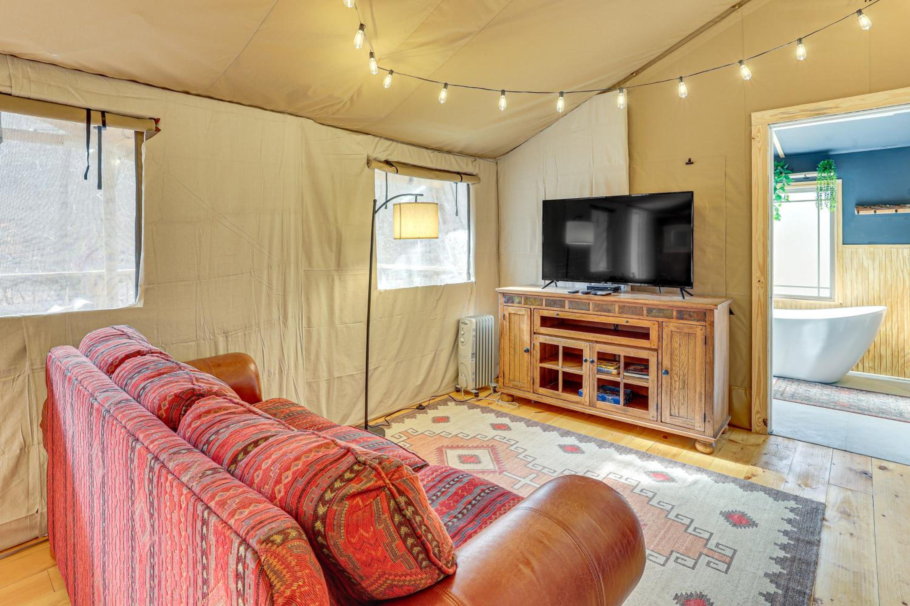 Hikers Hideaway with Hot Tub Near Lookout Mountain