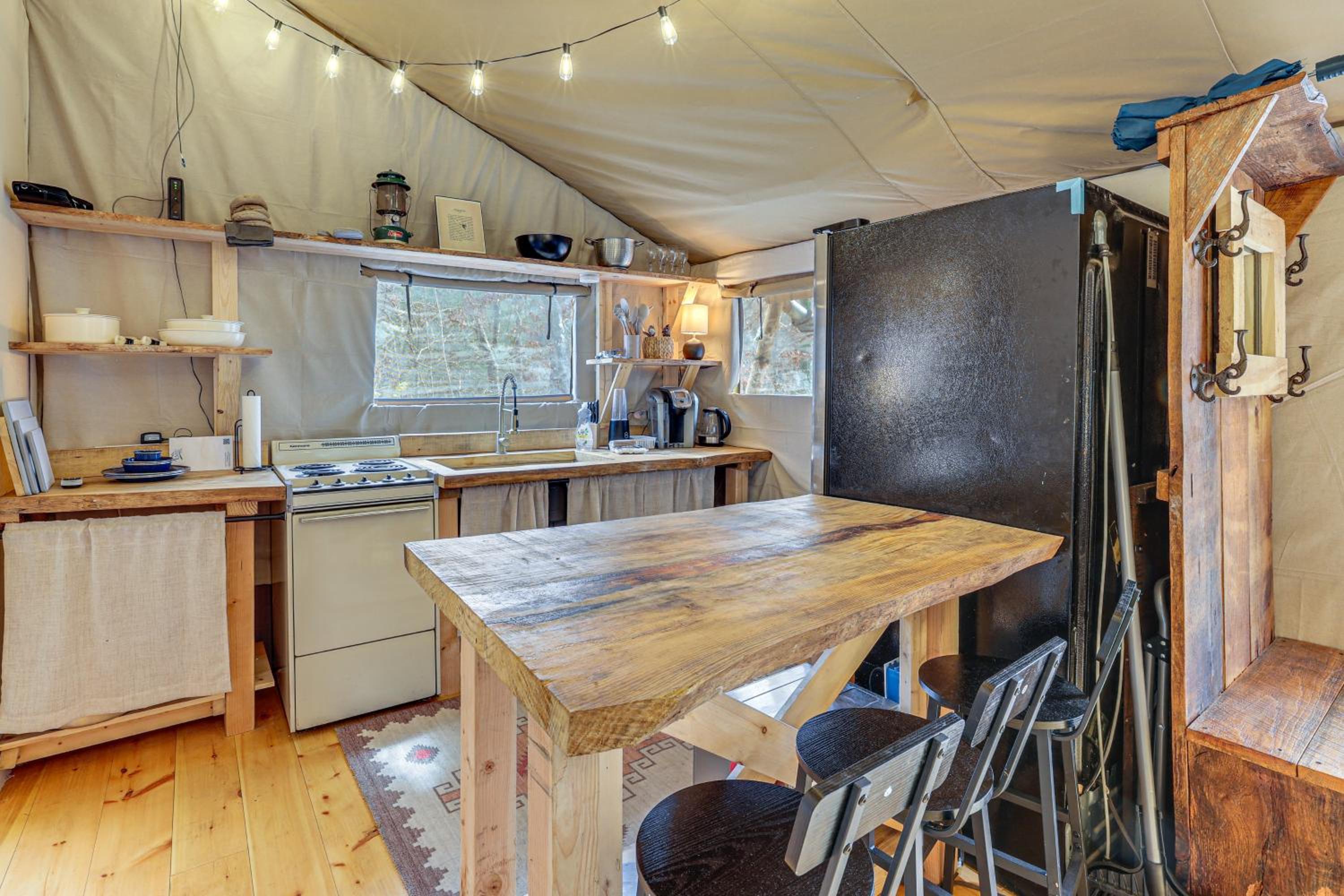 Hikers Hideaway with Hot Tub Near Lookout Mountain